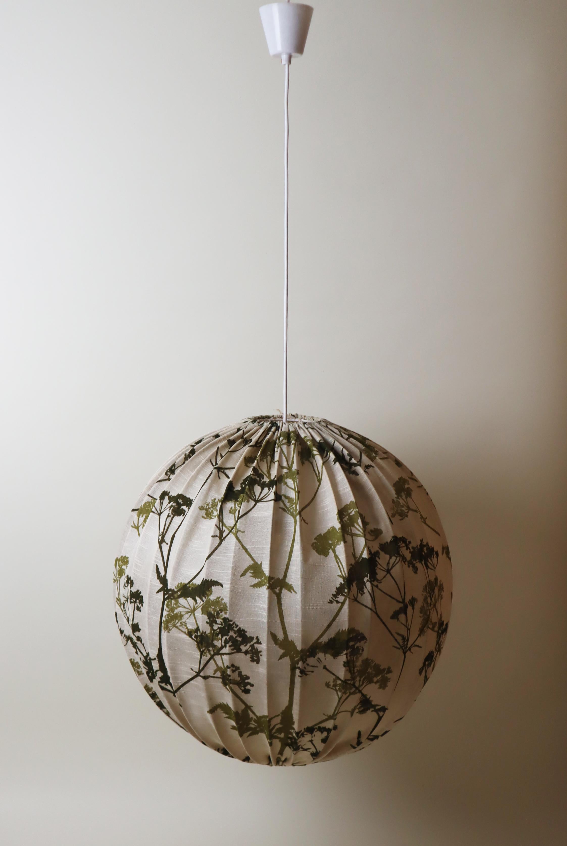 Lampe géante à ballon suédois en tissu avec motifs floraux, 1960 en vente 10