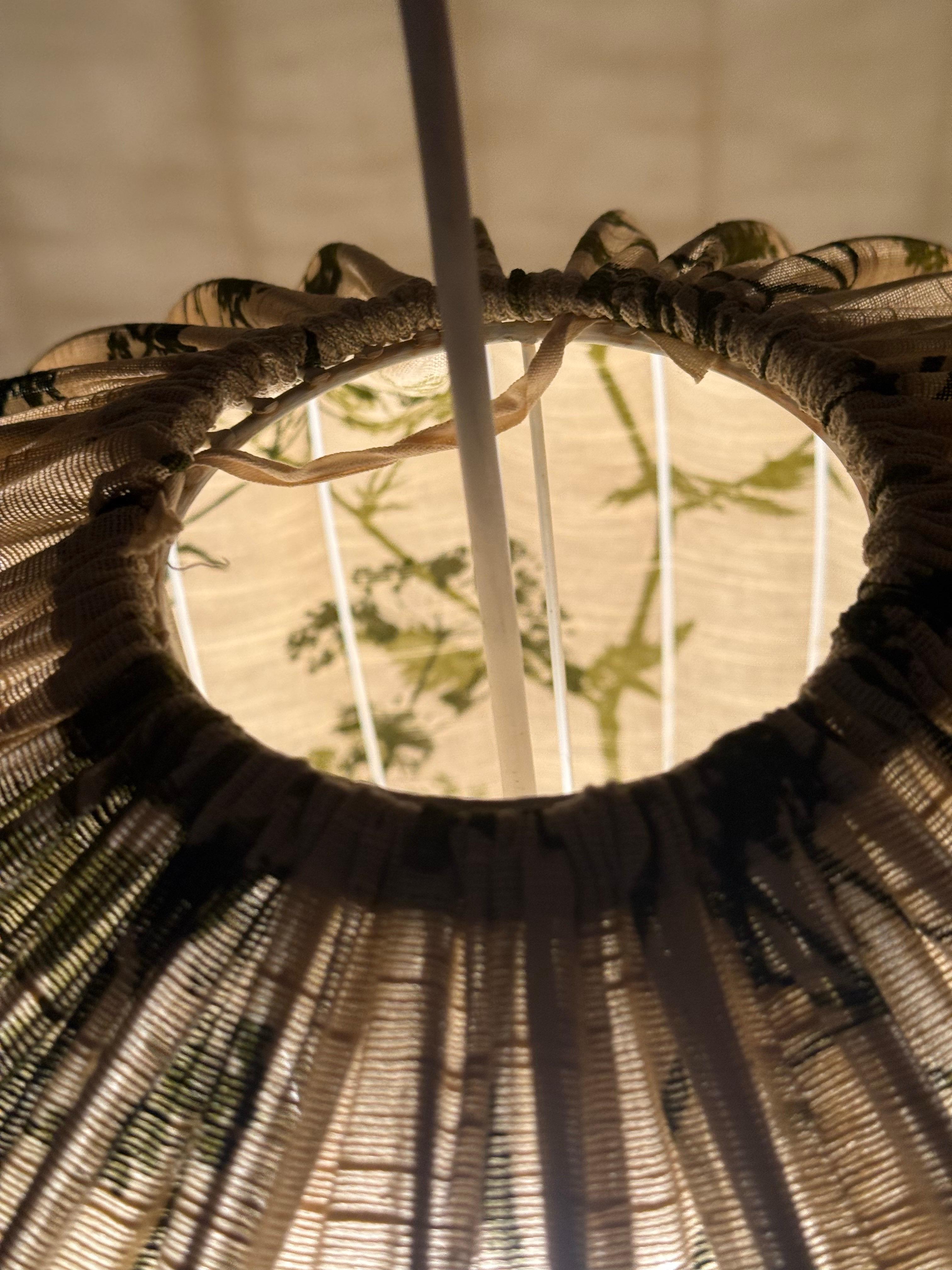 Scandinave moderne Lampe géante à ballon suédois en tissu avec motifs floraux, 1960 en vente