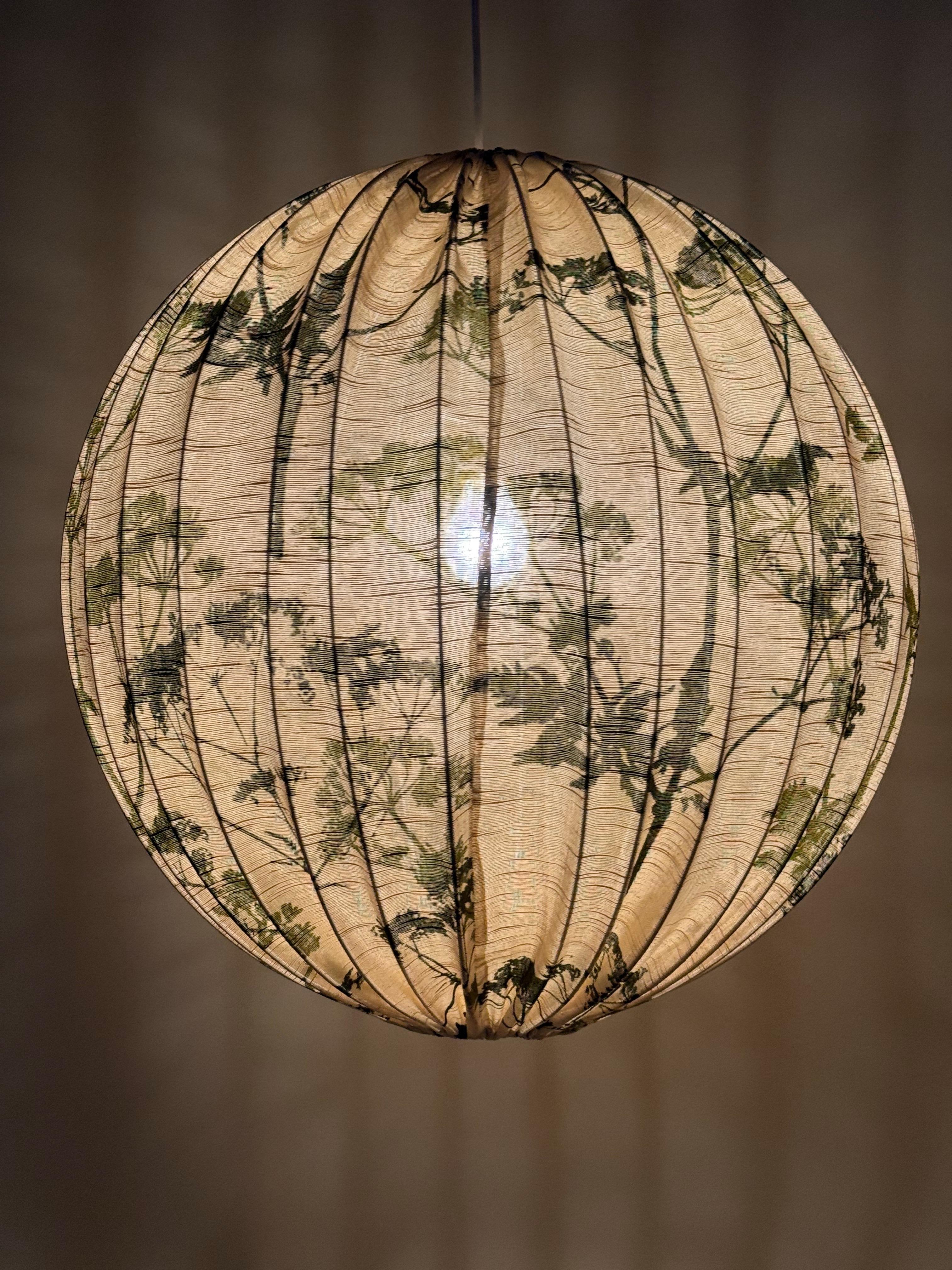 Suédois Lampe géante à ballon suédois en tissu avec motifs floraux, 1960 en vente