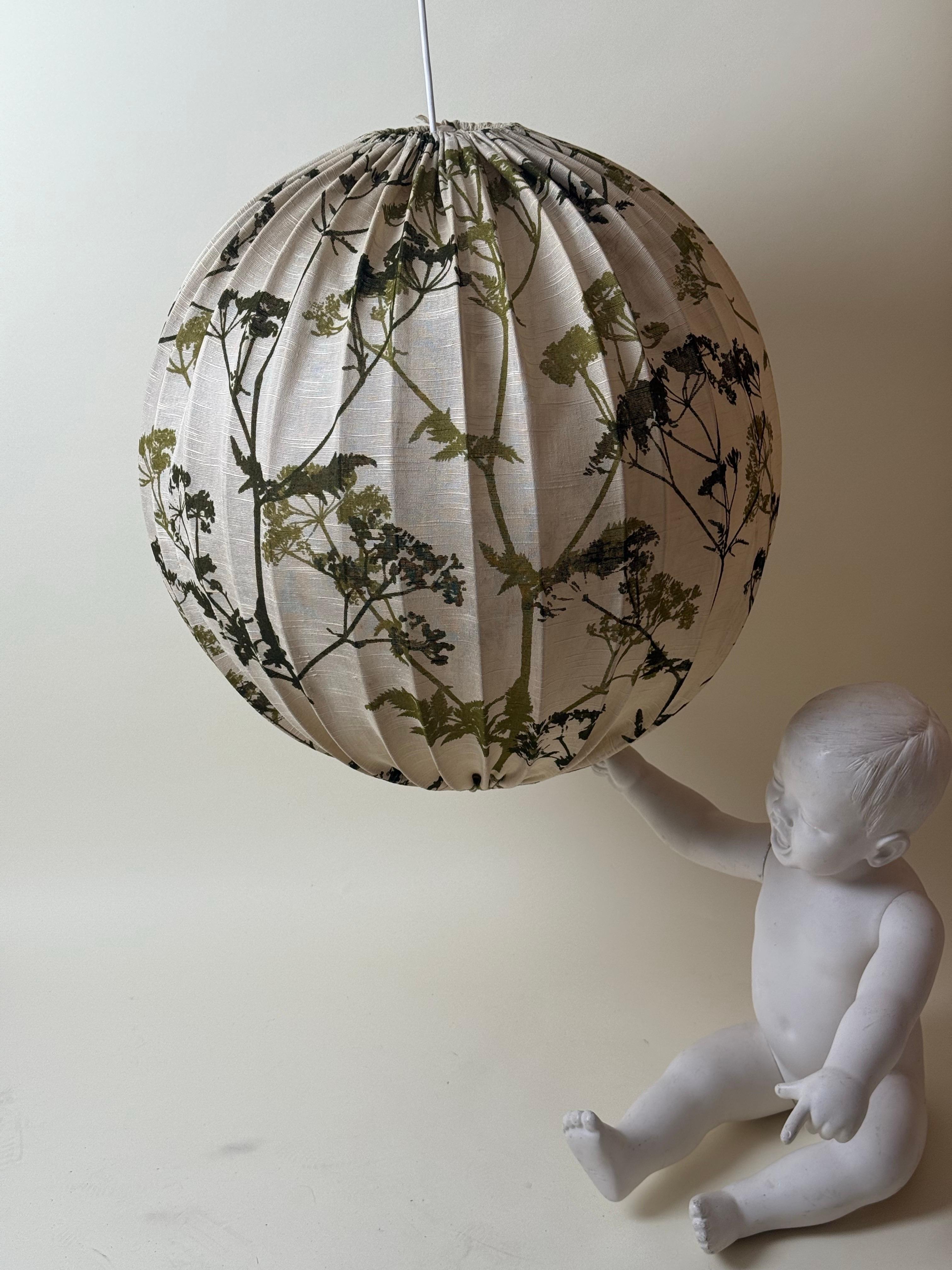 Fait main Lampe géante à ballon suédois en tissu avec motifs floraux, 1960 en vente