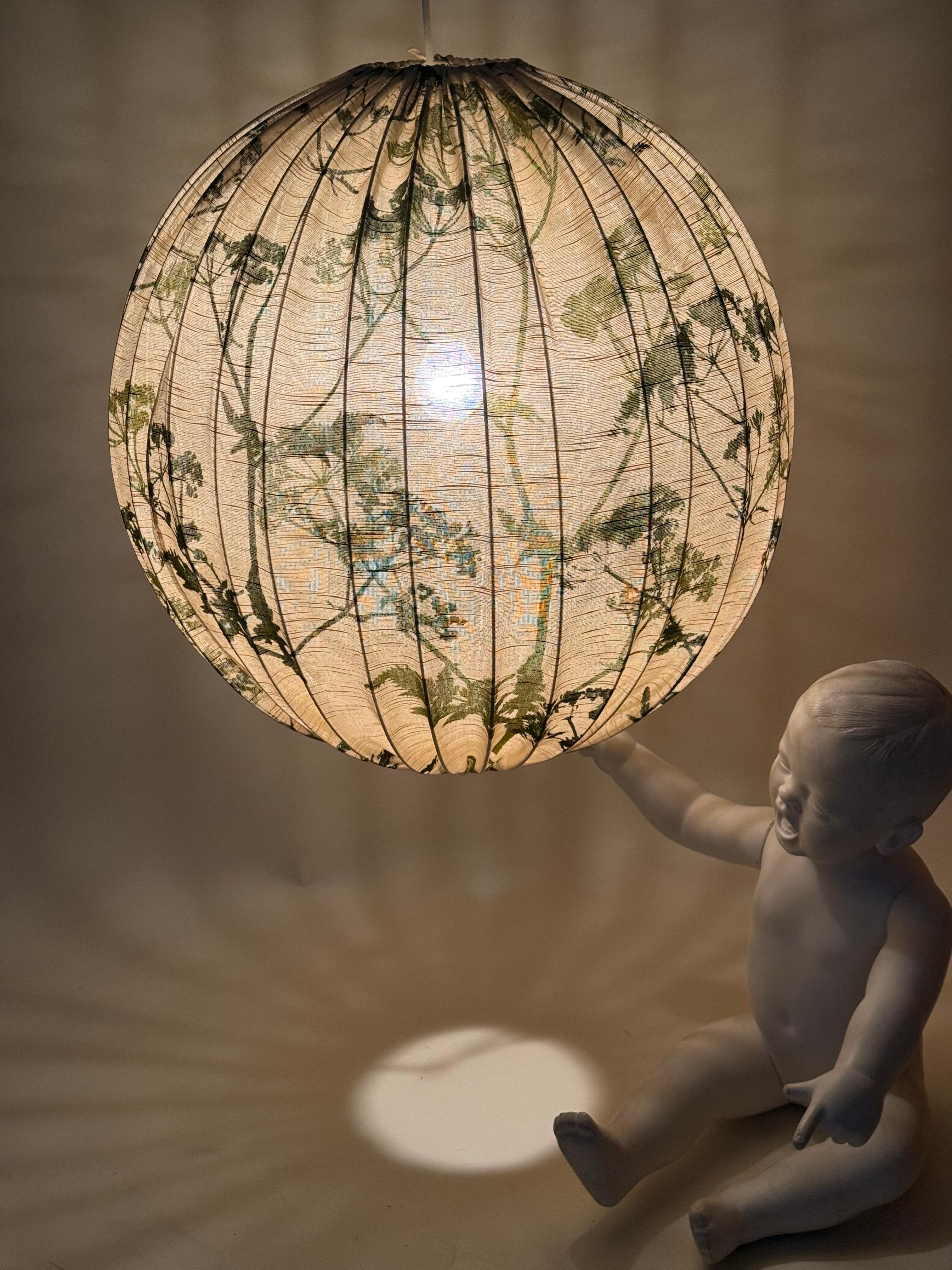 Lampe géante à ballon suédois en tissu avec motifs floraux, 1960 Bon état - En vente à Hannover, DE