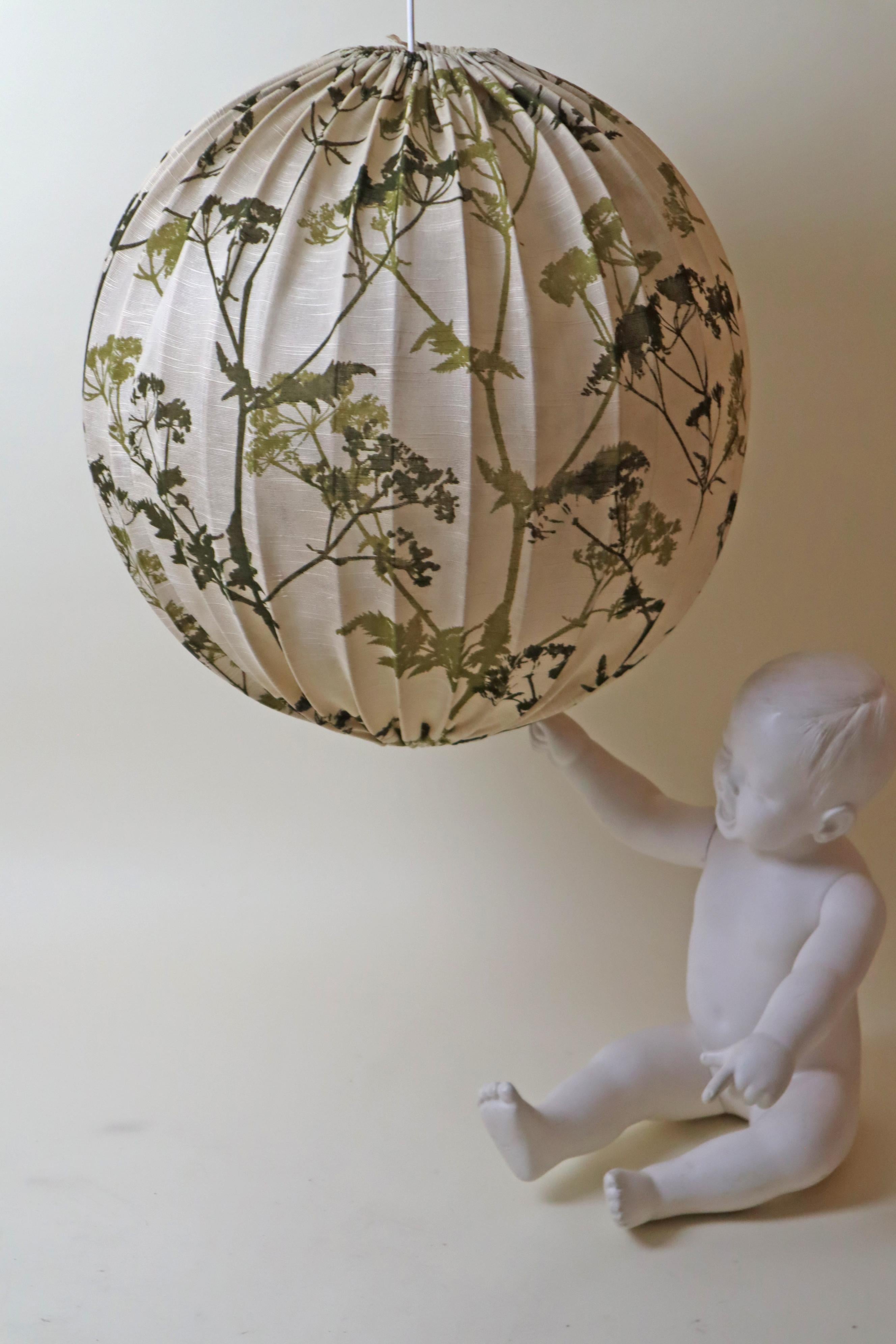 Milieu du XXe siècle Lampe géante à ballon suédois en tissu avec motifs floraux, 1960 en vente