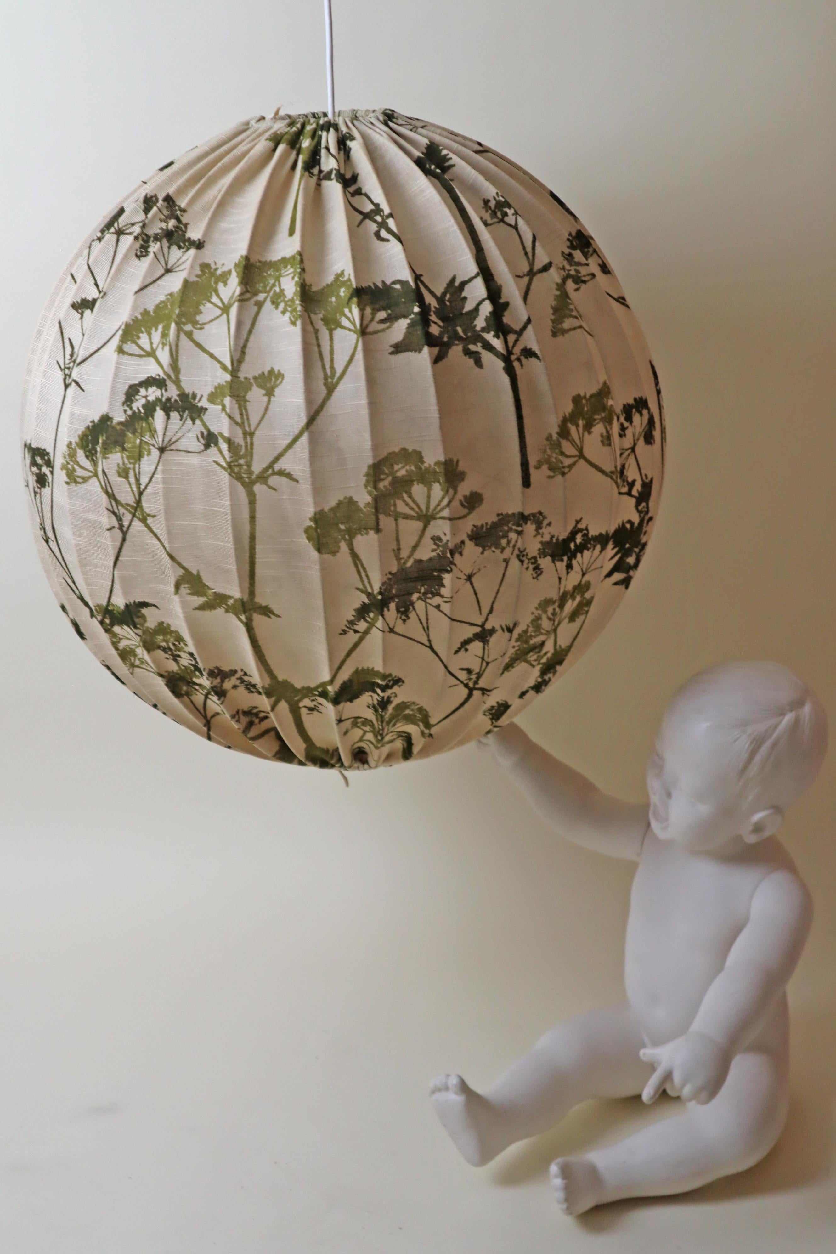 Lampe géante à ballon suédois en tissu avec motifs floraux, 1960 en vente 1