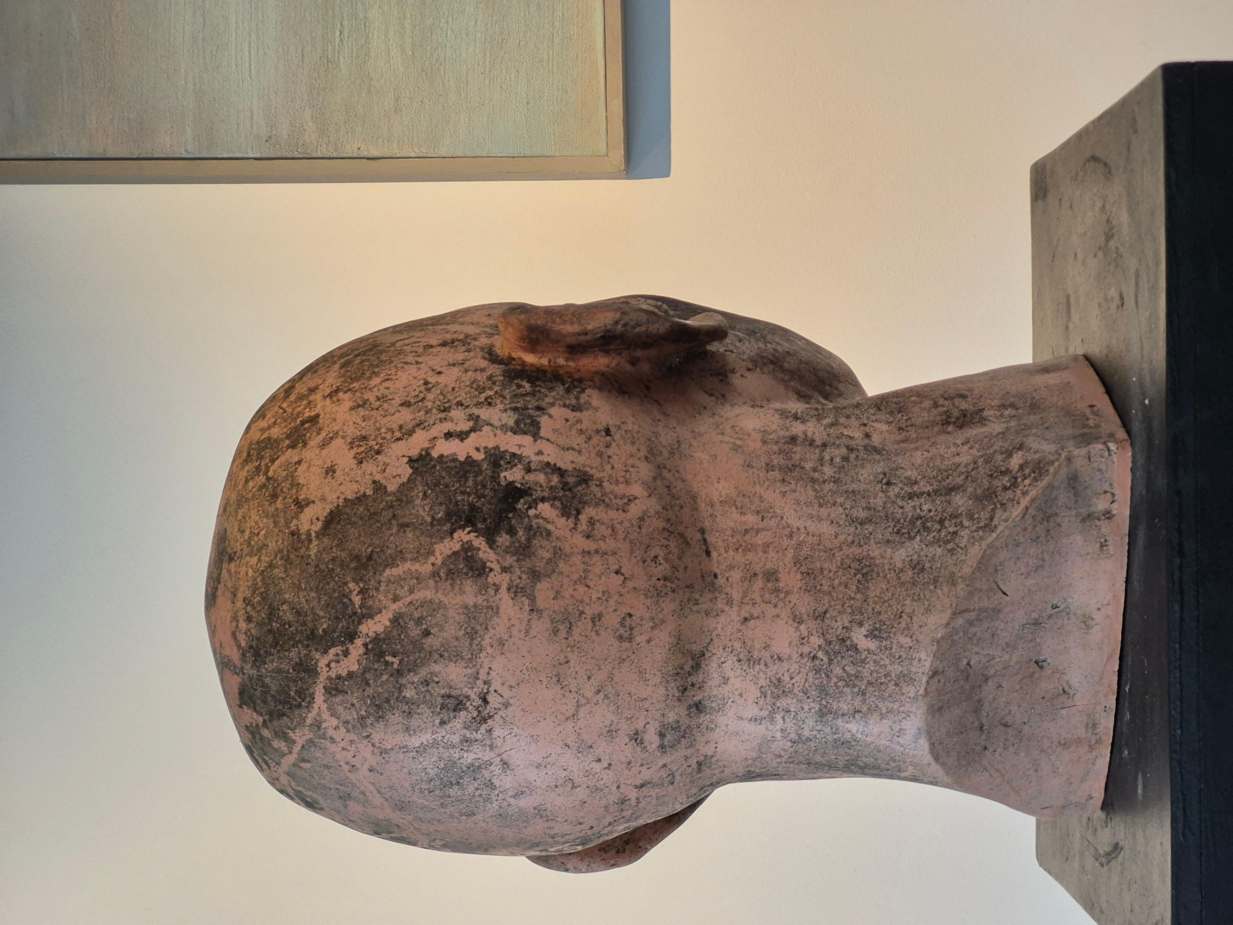 Scultura di testa gigante in terracotta in vendita 4