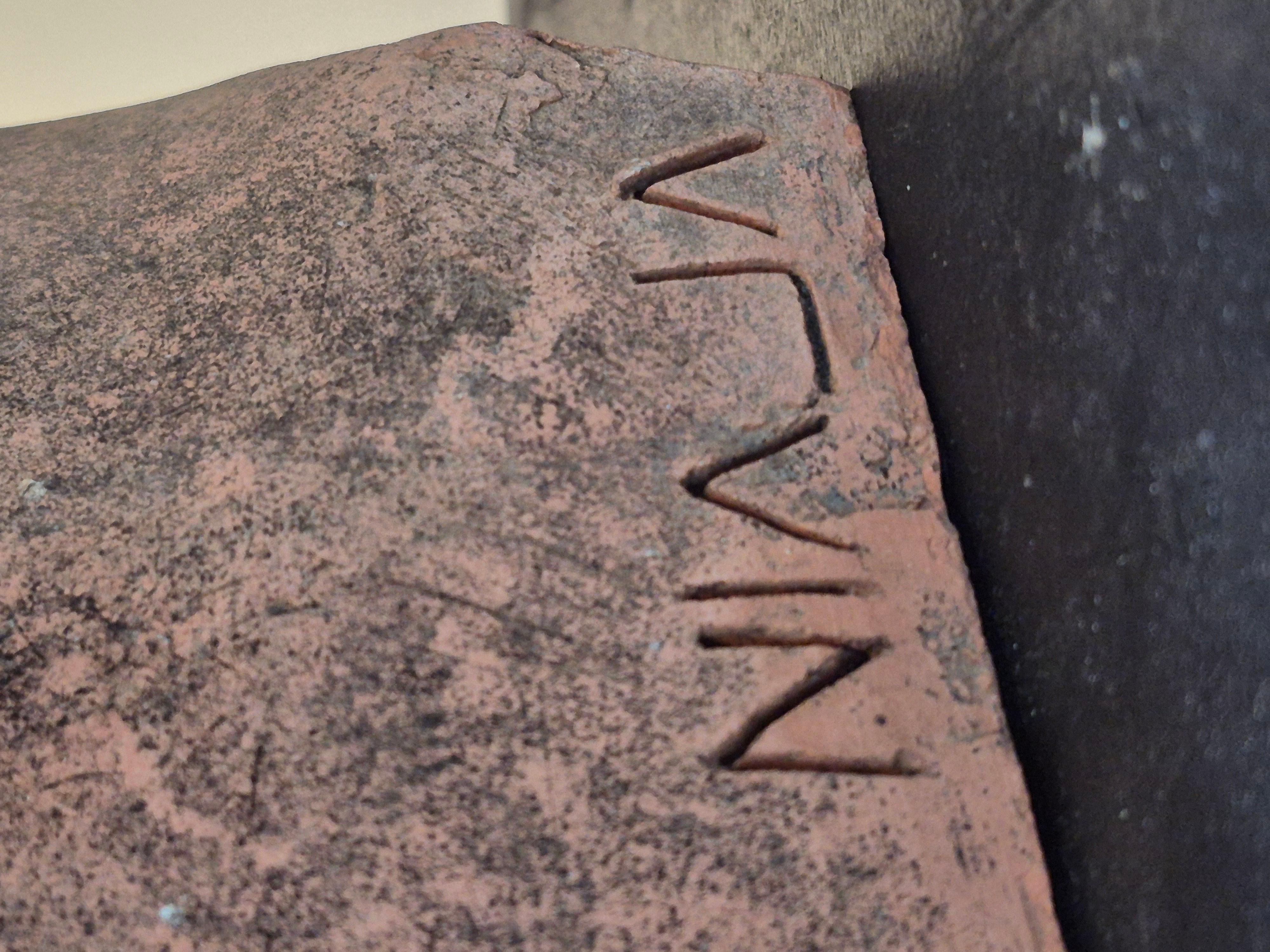 Scultura di testa gigante in terracotta in vendita 6