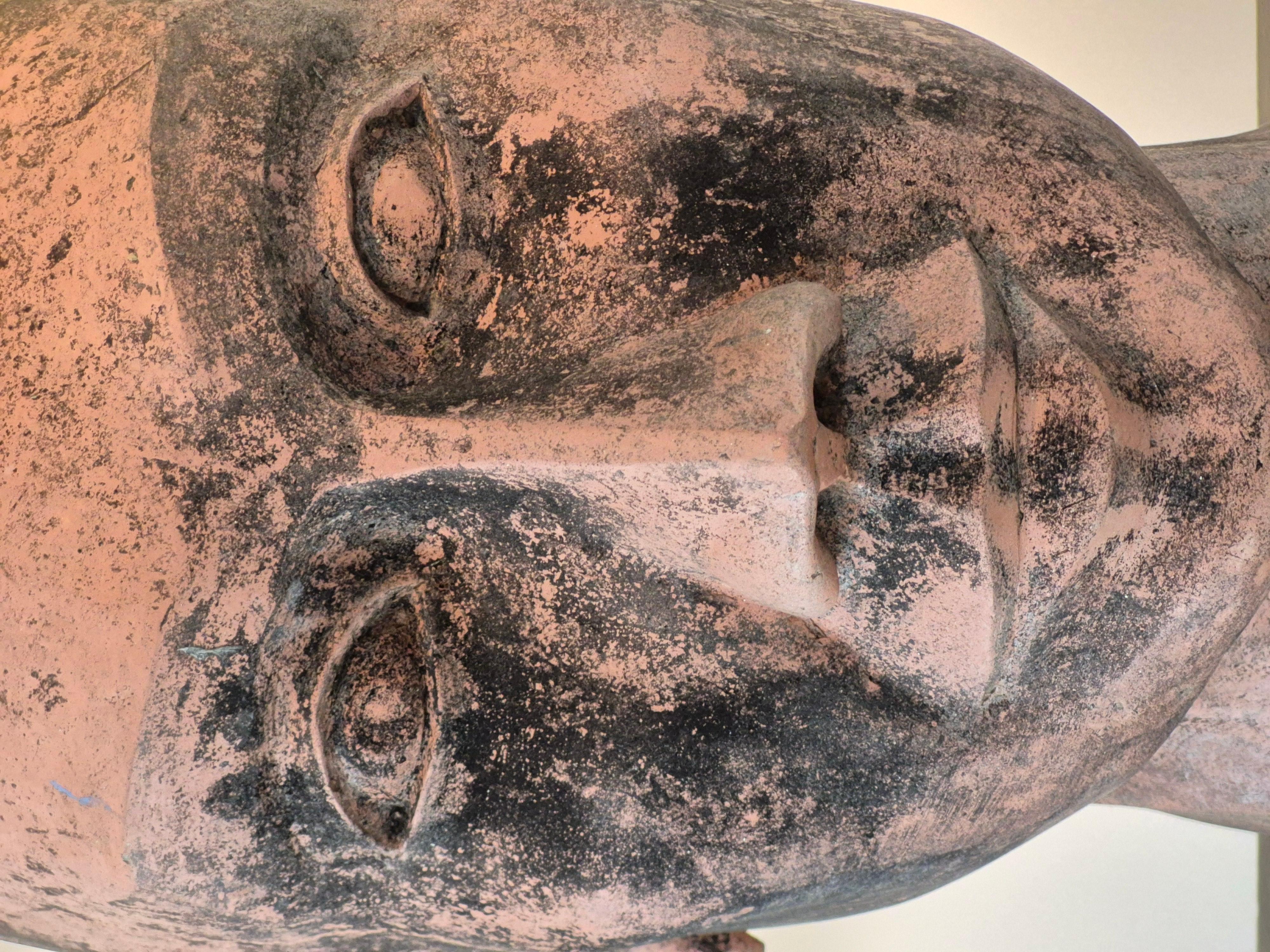 Scultura di testa gigante in terracotta. Realizzato negli anni '80 e firmato 'NIAJA´.