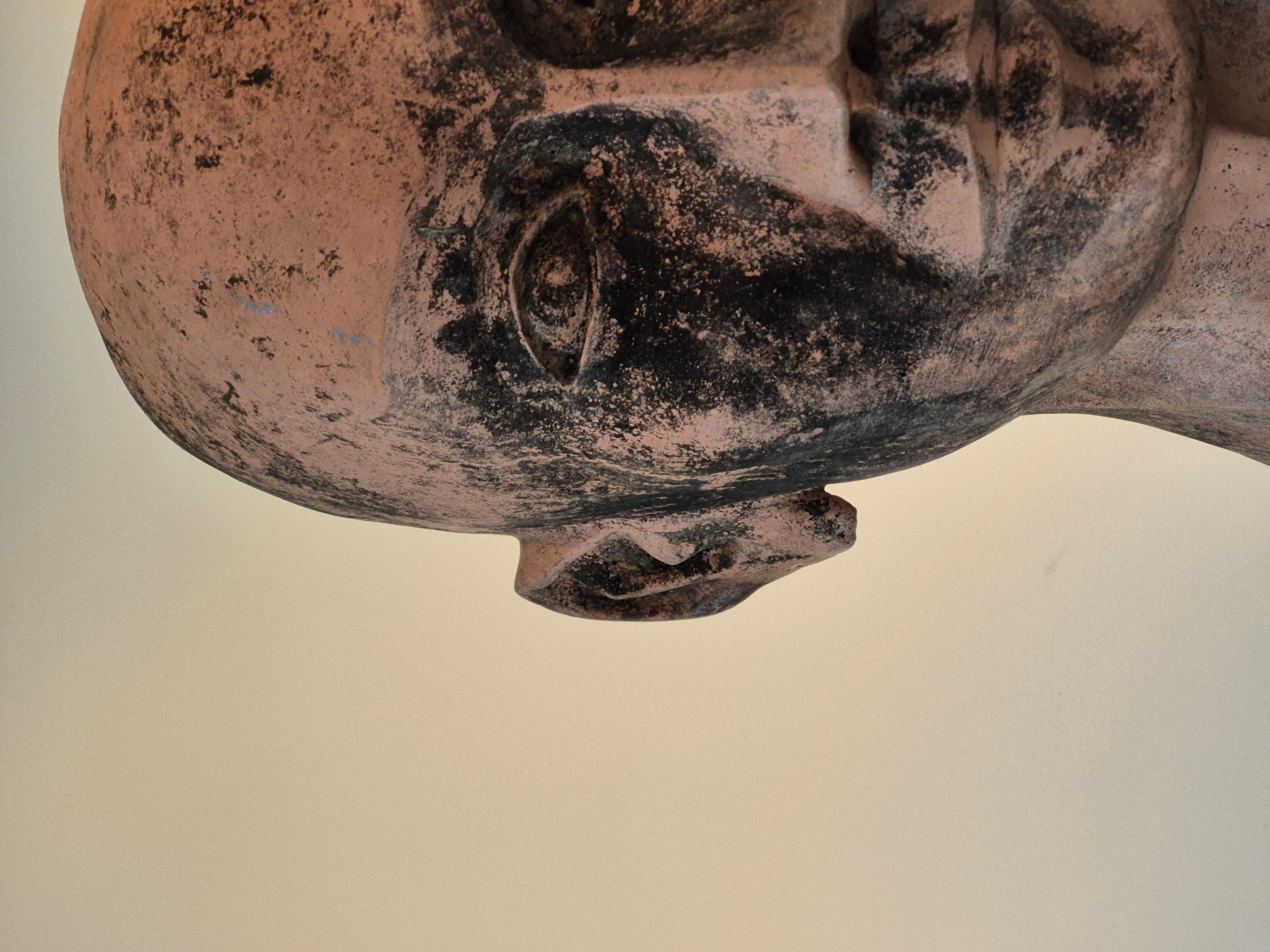 Scultura di testa gigante in terracotta In condizioni buone in vendita a Haaltert, BE