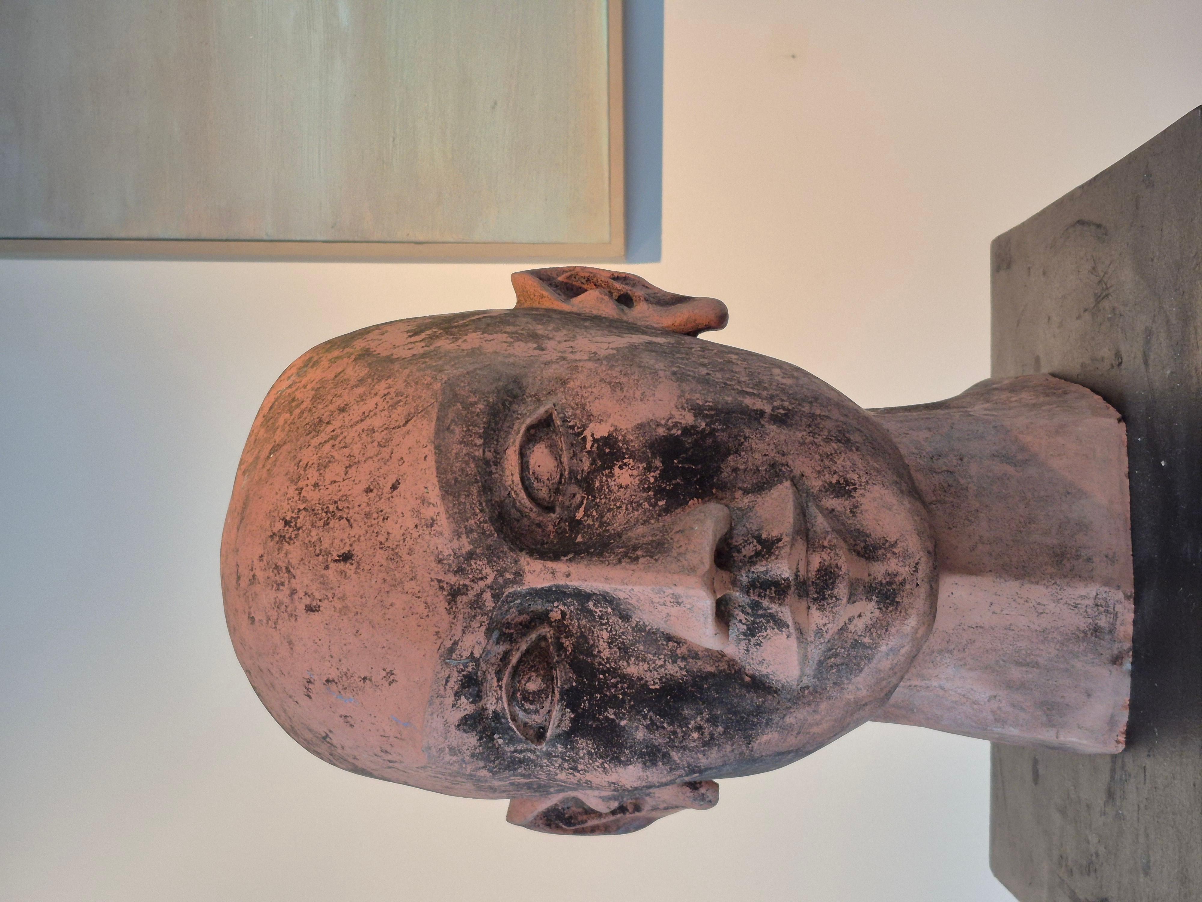 Fine XX secolo Scultura di testa gigante in terracotta in vendita