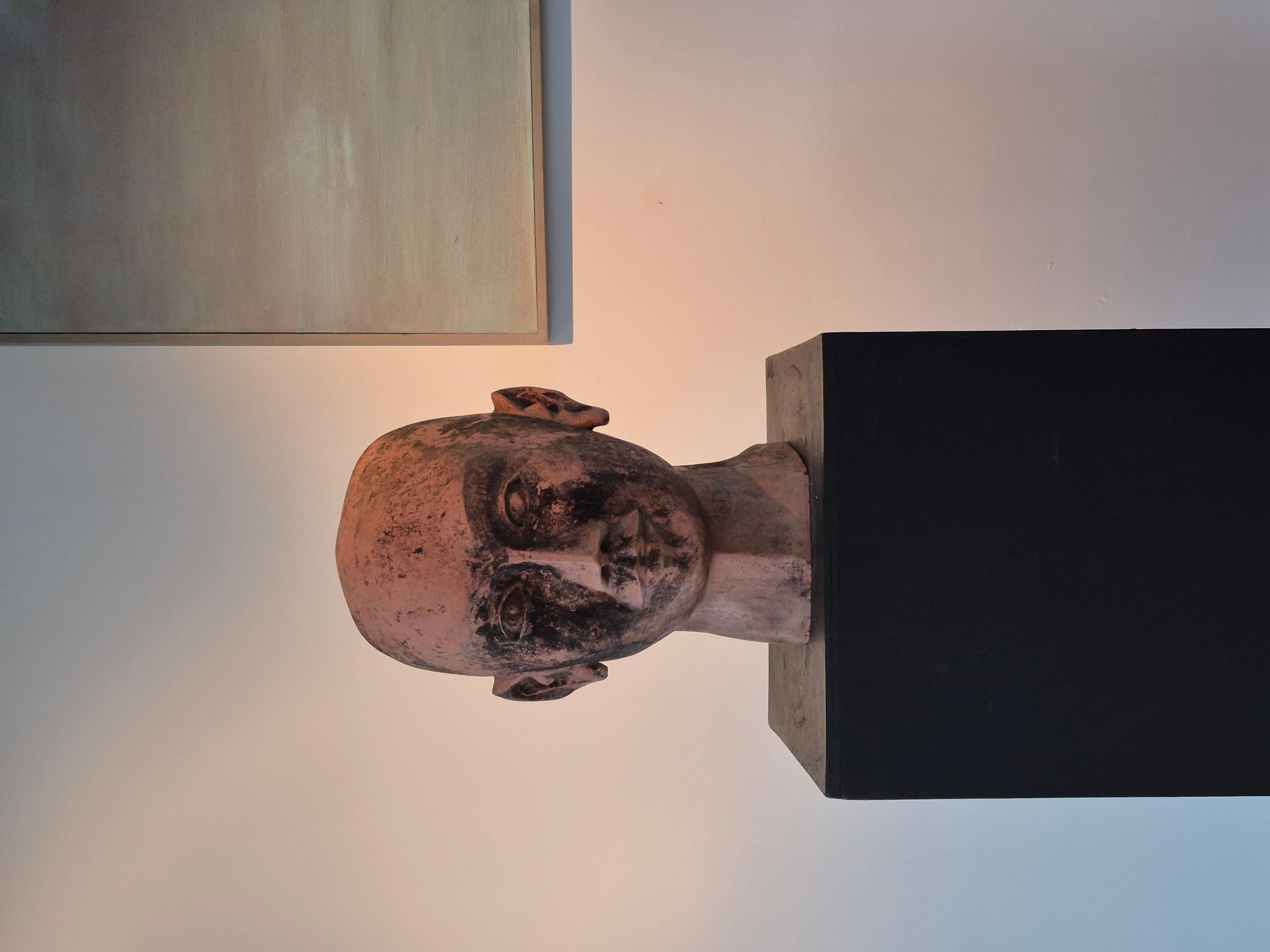 Terracotta Scultura di testa gigante in terracotta in vendita