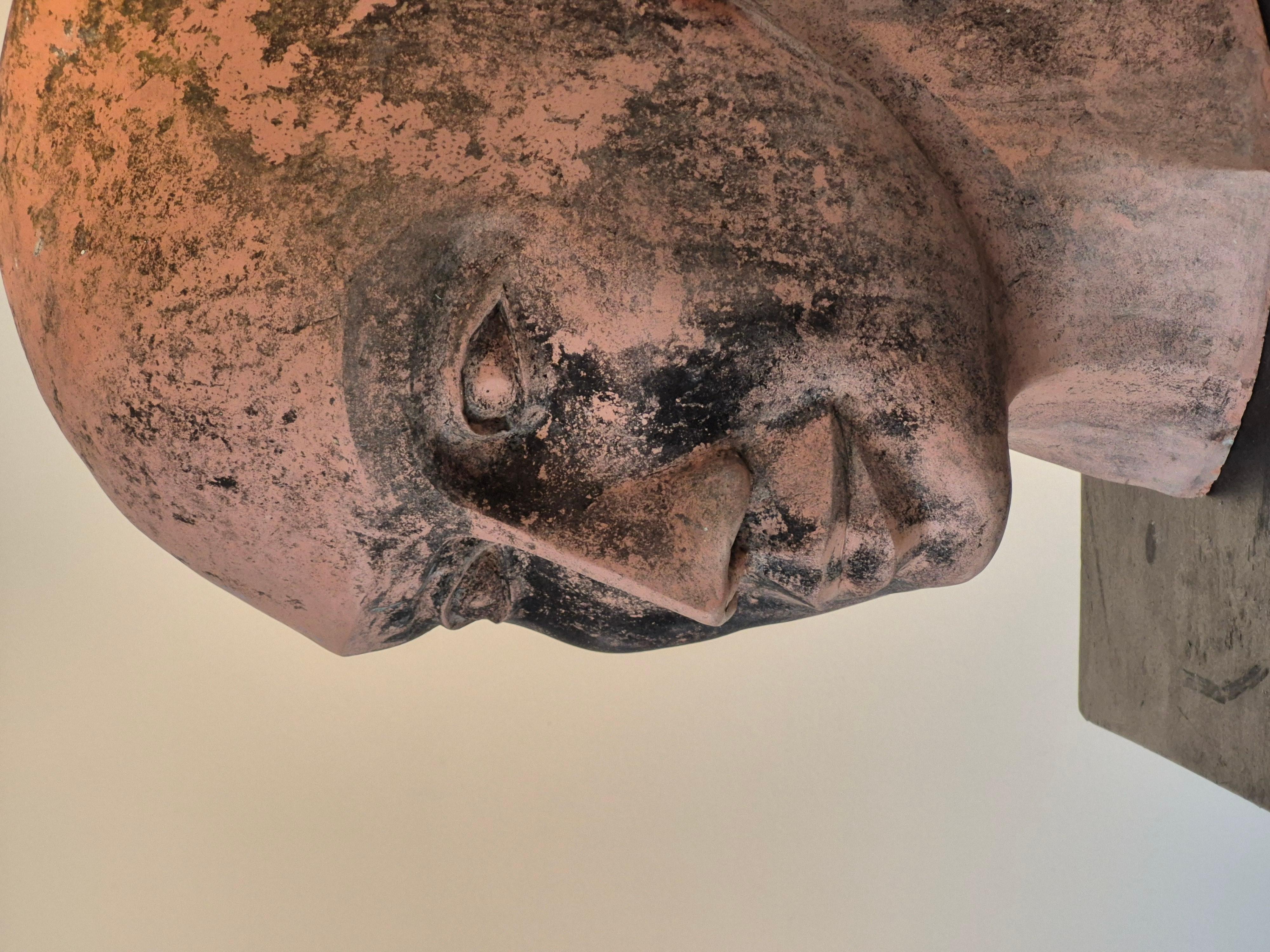 Scultura di testa gigante in terracotta in vendita 1