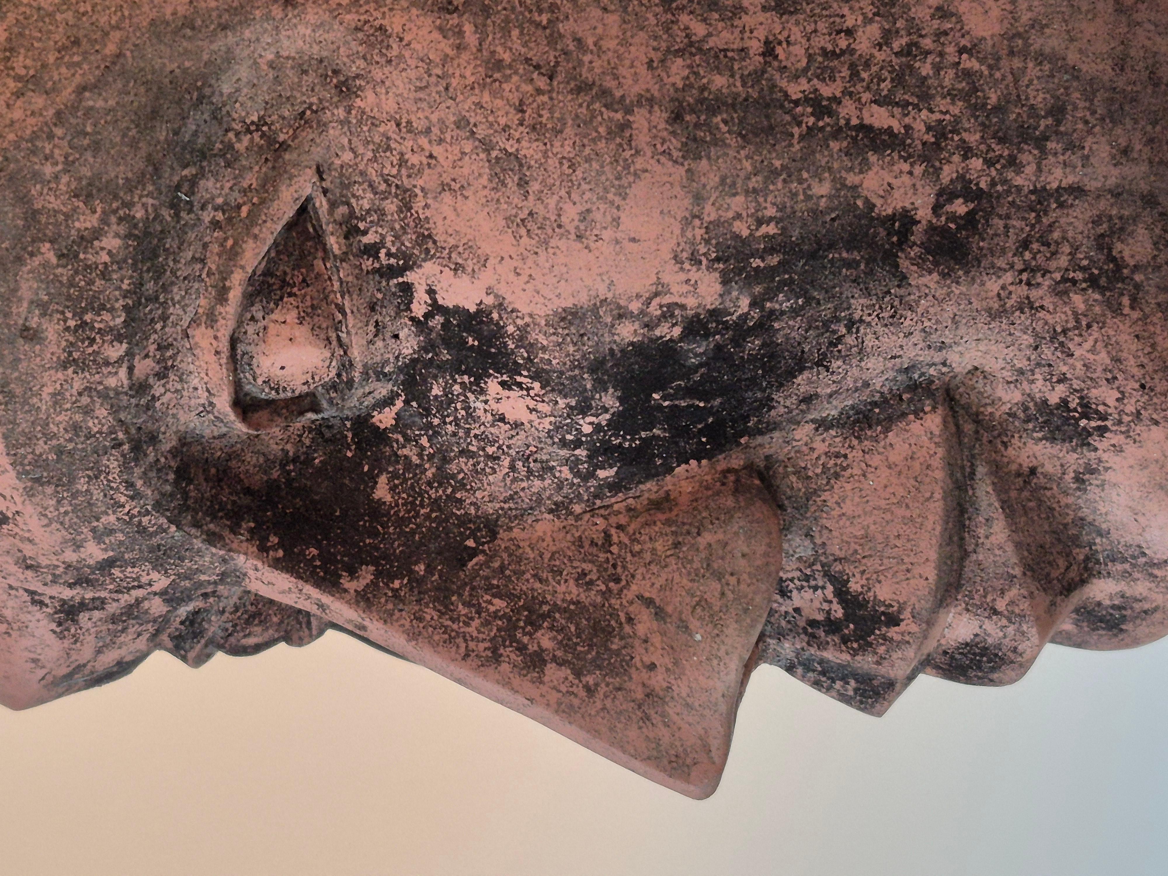 Scultura di testa gigante in terracotta in vendita 2