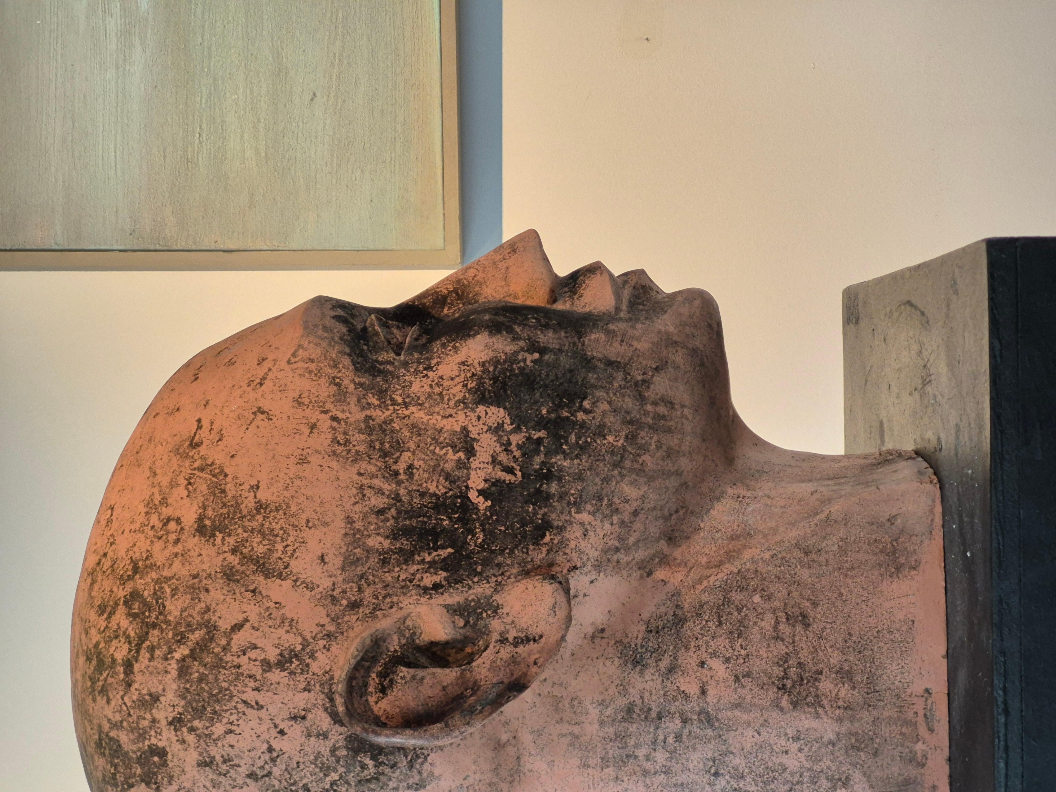 Scultura di testa gigante in terracotta in vendita 3