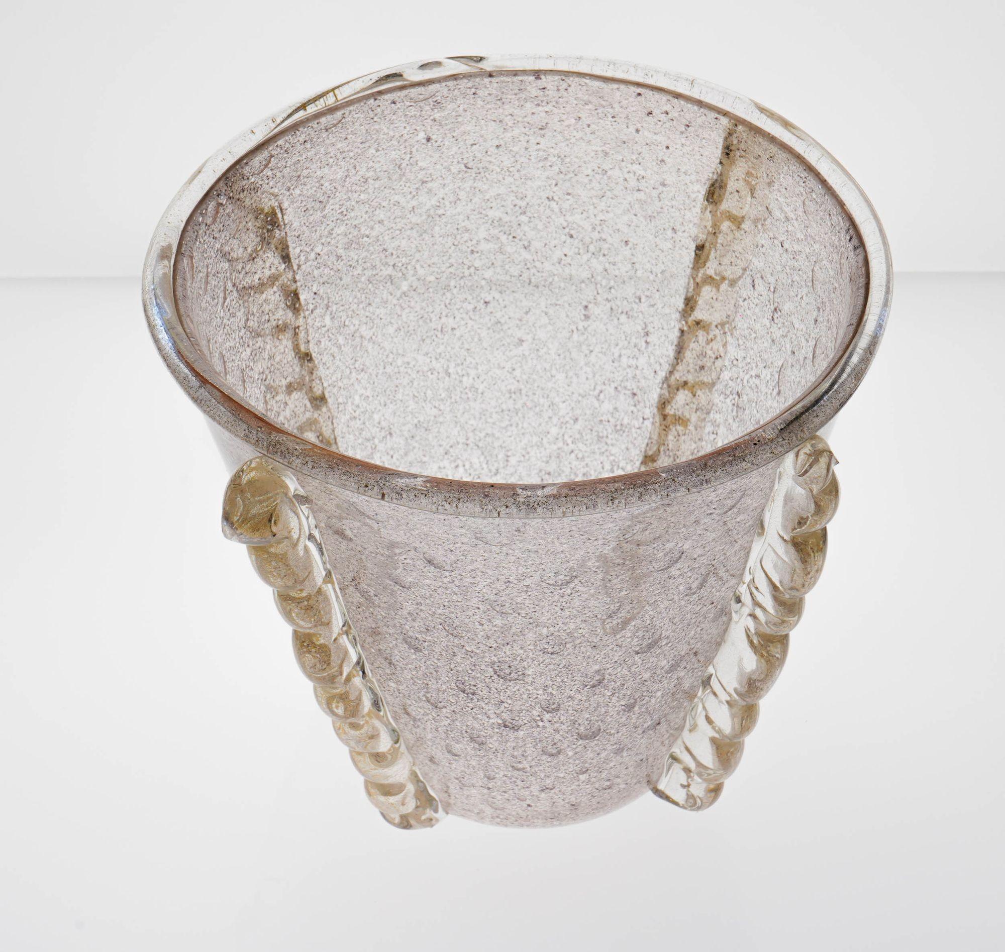 Questo vaso in vetro di Pulegoso di dimensioni eccezionali presenta quattro applicazioni verticali di Morise con intarsi in foglia d'oro 24K.

La finitura di Pulegoso è realizzata con tecniche tradizionali, sapientemente eseguite secondo standard