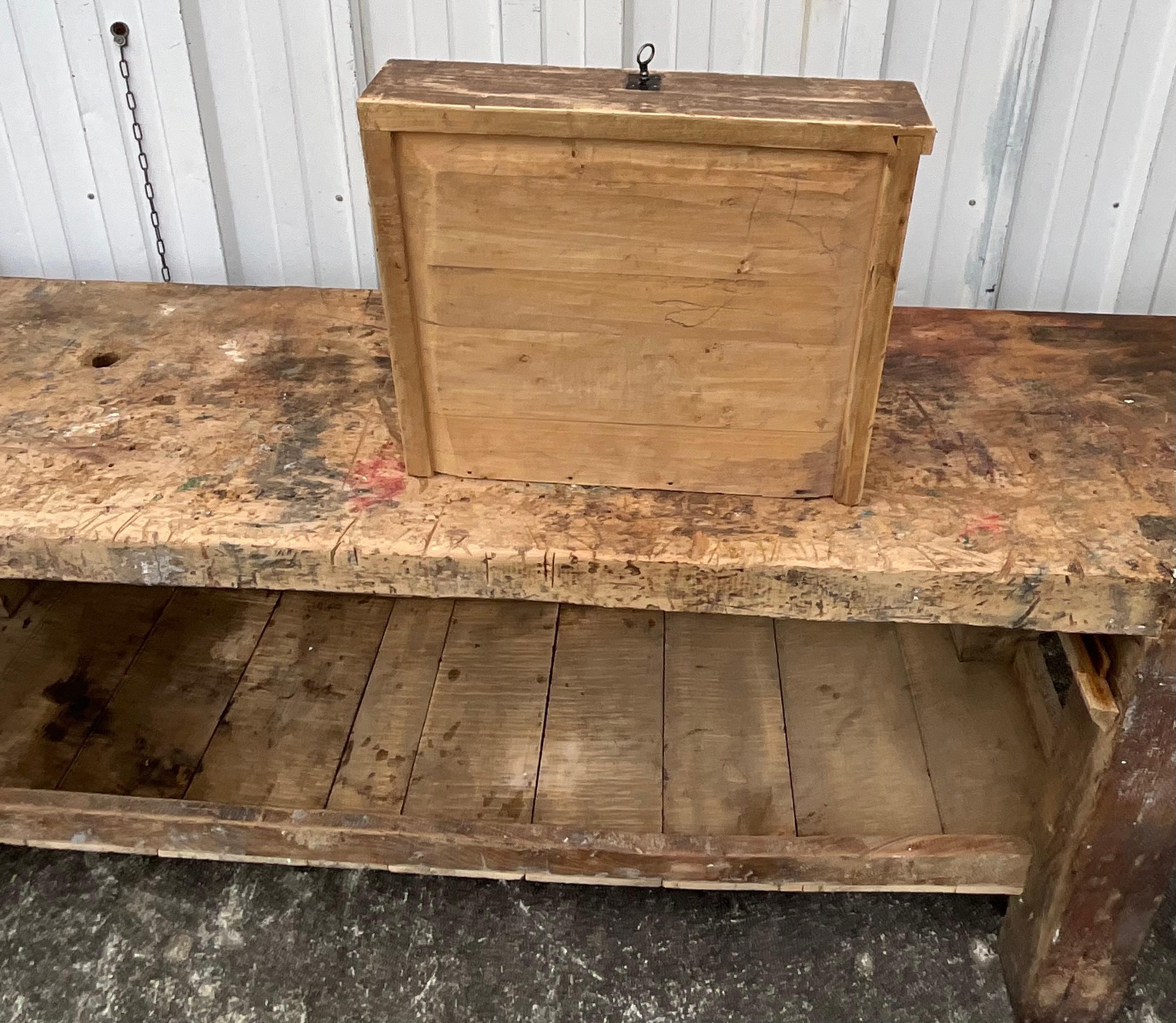 Giant Vintage French Workbench Early 20th Century In Good Condition For Sale In SAINT-CLÉMENT-DE-LA-PLACE, FR