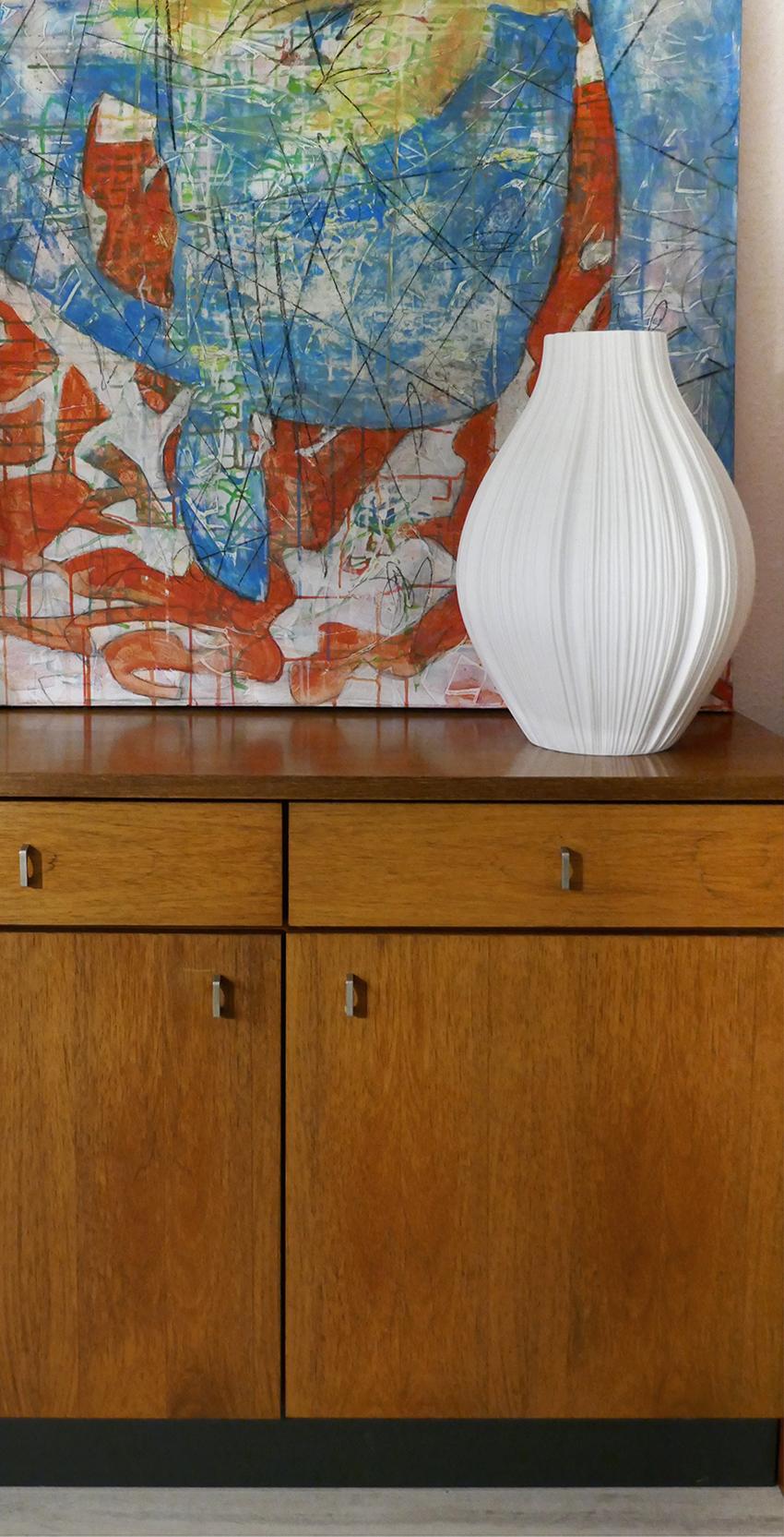 Seltene und große Plissée-Vase aus Biskuitporzellan von dem deutschen Grafiker Martin Freyer für Rosenthal Studio-Line.
Deutschland, 1968.

Gedruckt 
