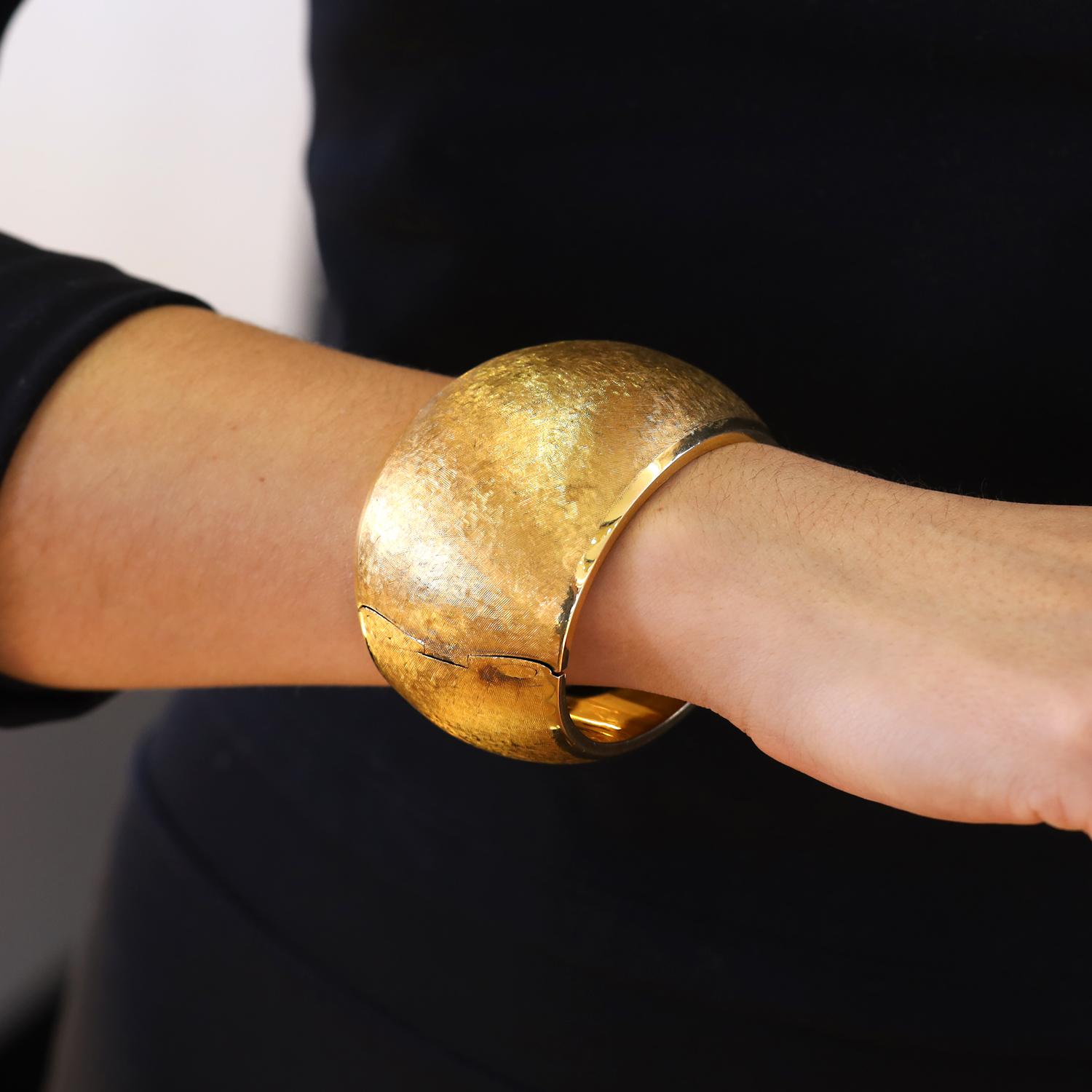 Pulsera brazalete gigante ancha italiana de oro cepillado de 18 quilates Contemporáneo en venta