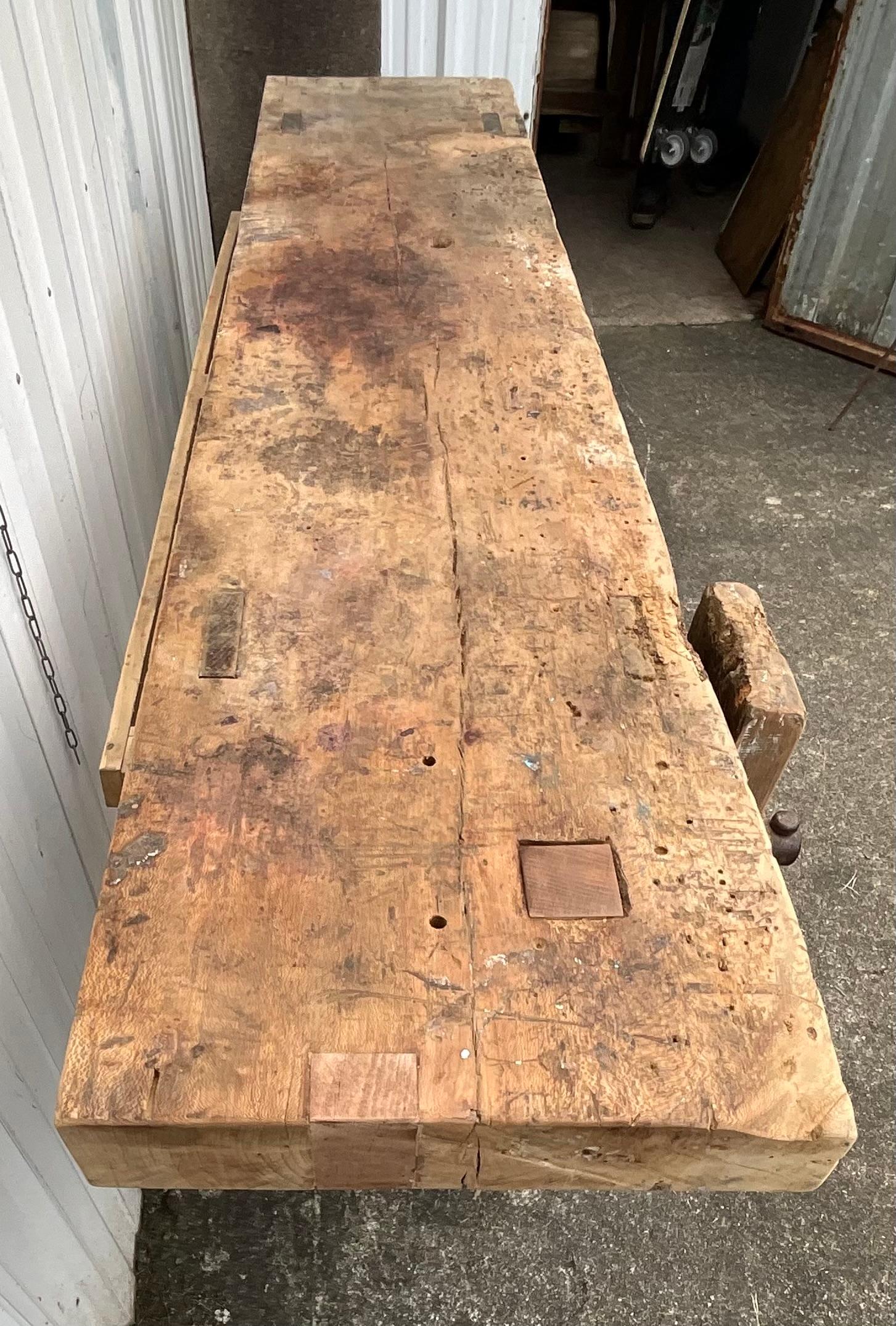 Cet établi est une véritable table de travail pour l'artisan comme pour l'ébéniste. 

La base, composée de quatre pieds, est en chêne. La partie supérieure est un bois de platane épais. Cette table est complétée par une presse et un