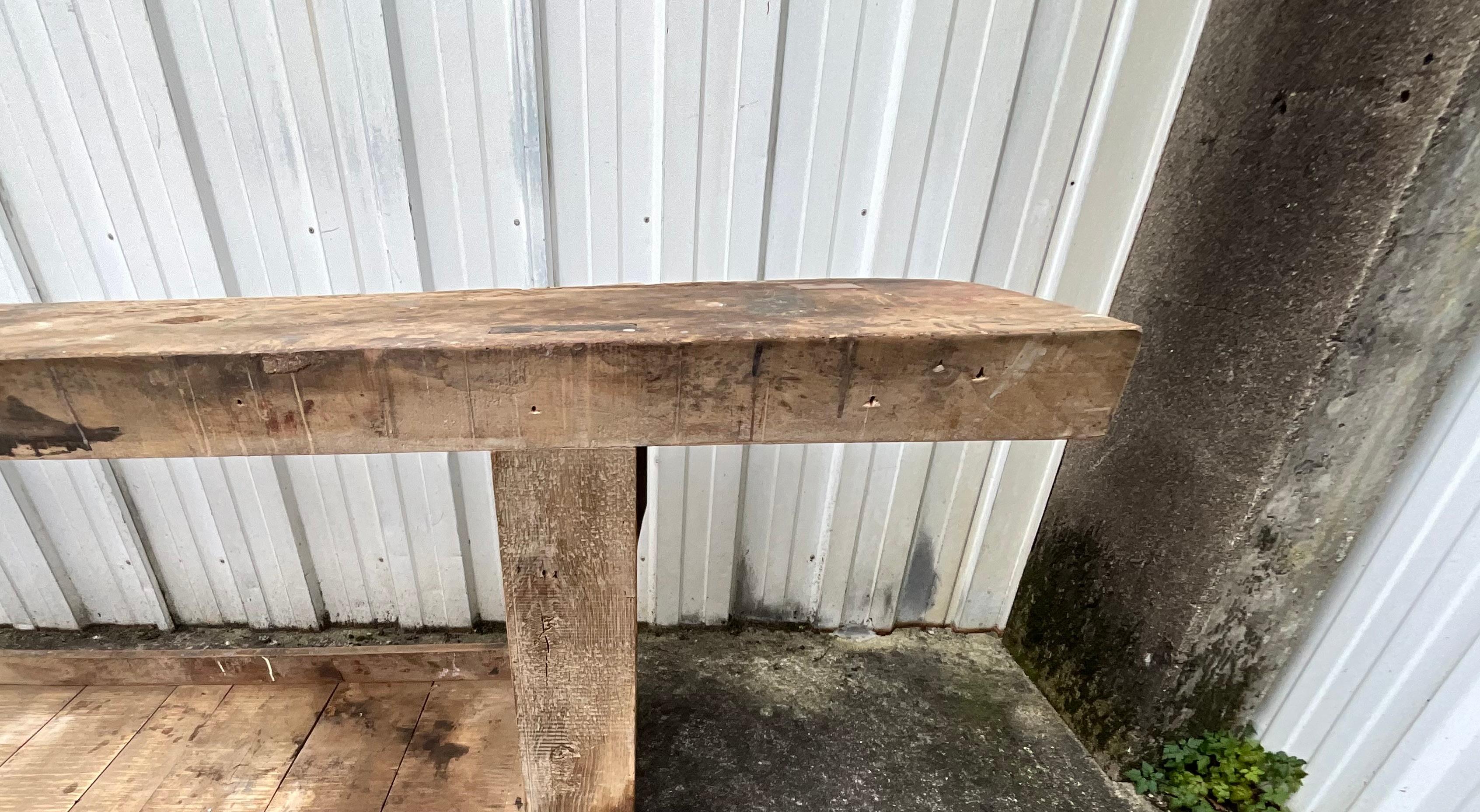 Giant Vintage French Workbench Early 20th Century In Good Condition In SAINT-CLÉMENT-DE-LA-PLACE, FR