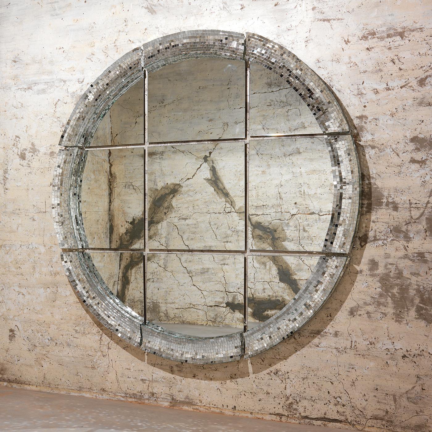 A true protagonist in any interior, this mirror reveals the elegance and suggestive power of two elements - mosaic and mirror - that merge in a timeless piece of functional decor. Striking as a single decorative accent in a large entryway or living
