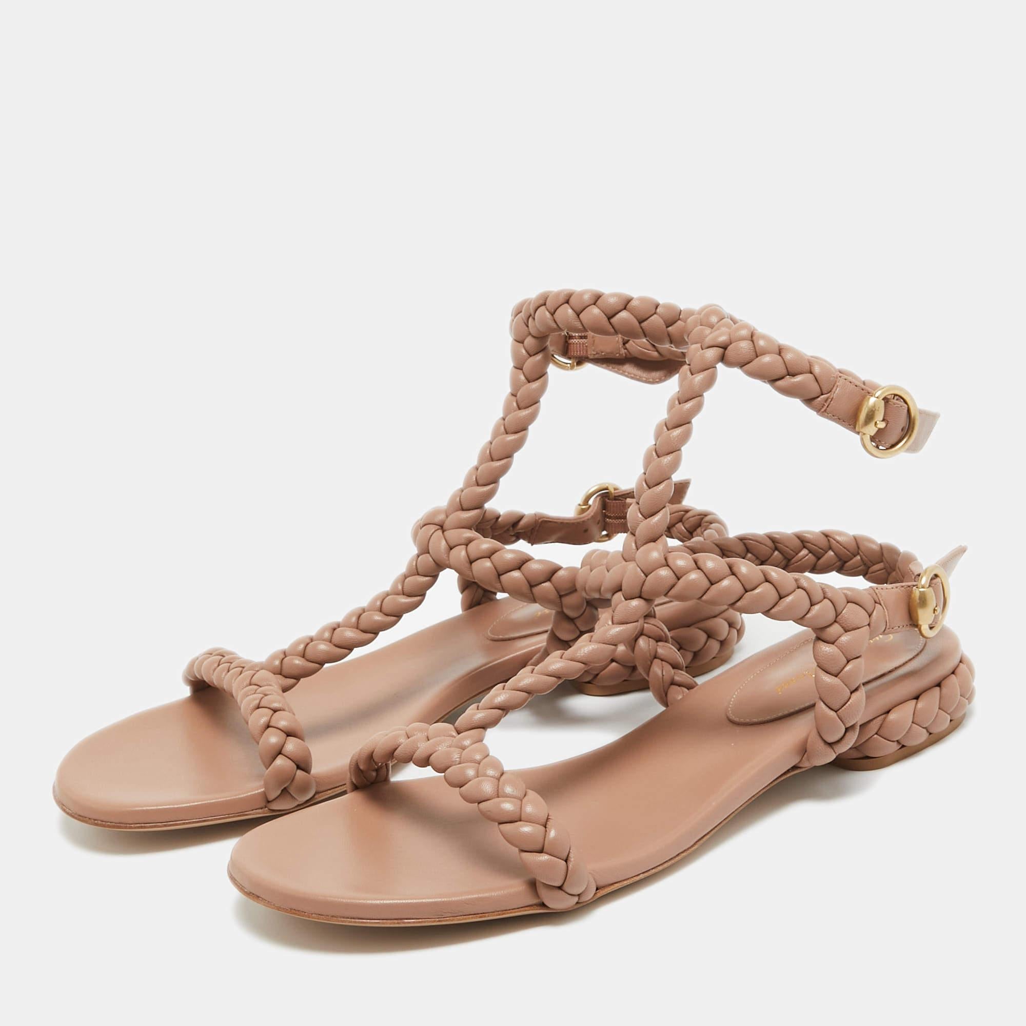 These sandals will offer you both luxury and comfort. Made from quality materials they come in a versatile shade and are equipped with comfortable insoles.