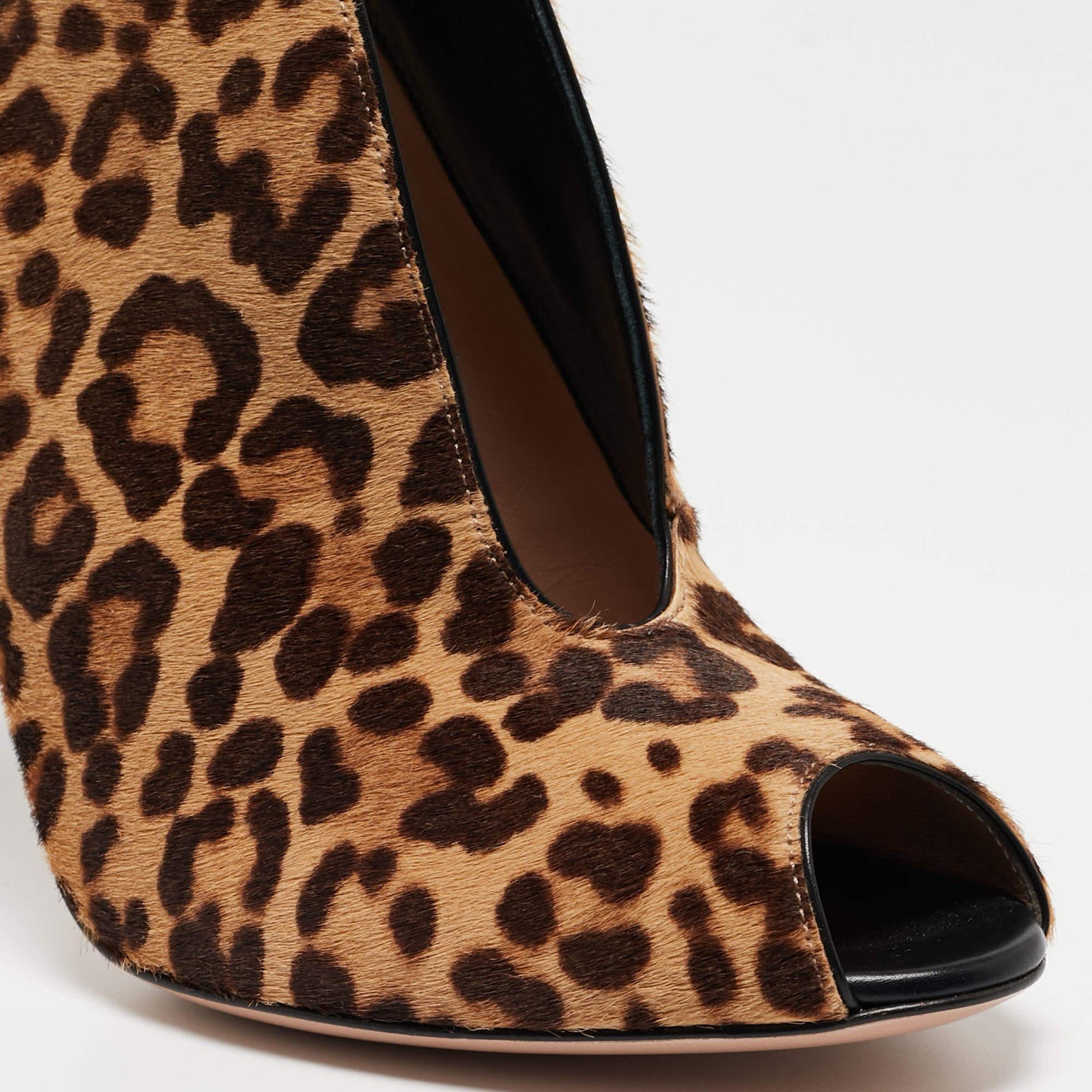 Gianvito Rossi Beige/Brown Leopard Print Calf Hair Vamp Boots Size 41 In Excellent Condition For Sale In Dubai, Al Qouz 2