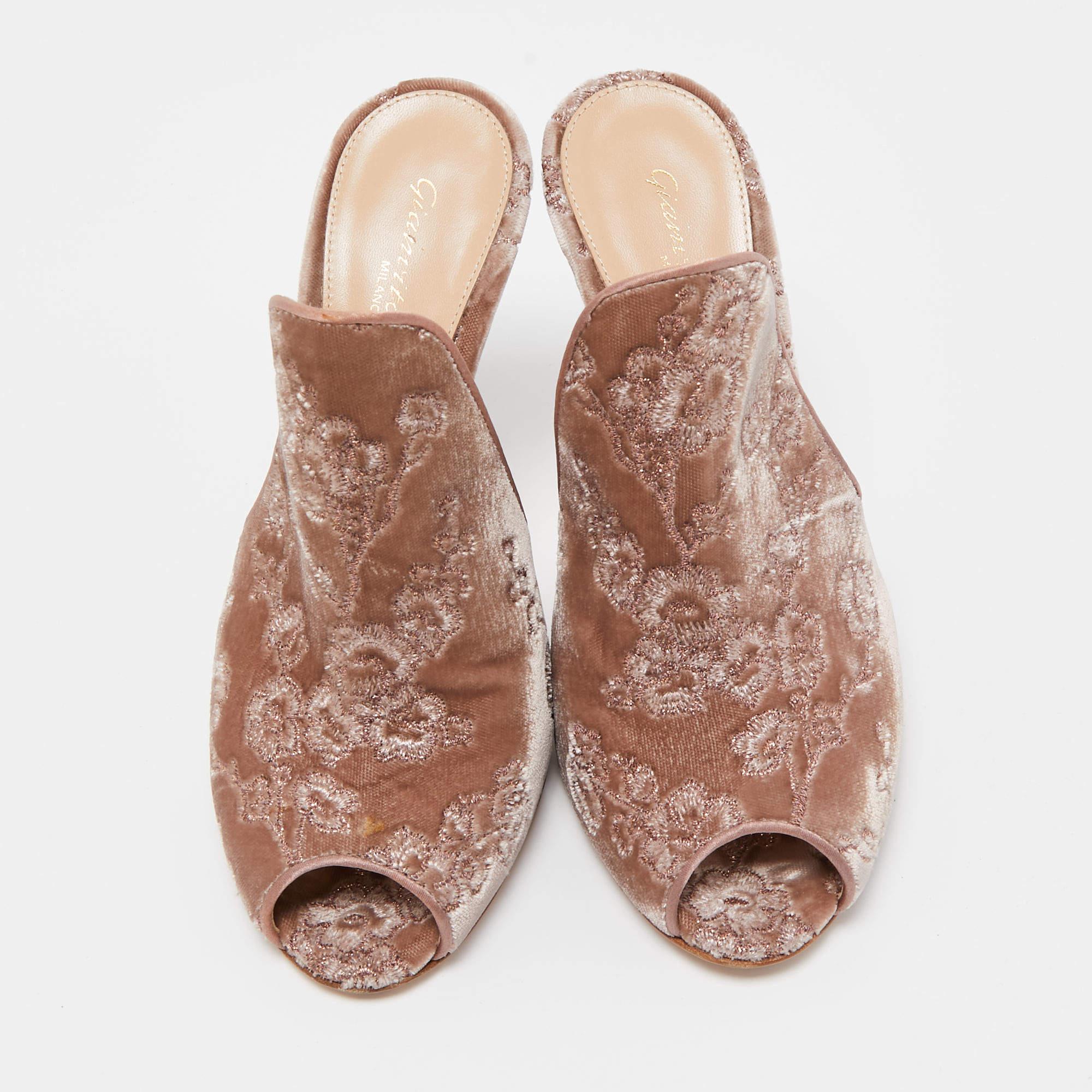 Gianvito Rossi Beige Embroidered Velvet Mules Size 36 In Fair Condition For Sale In Dubai, Al Qouz 2