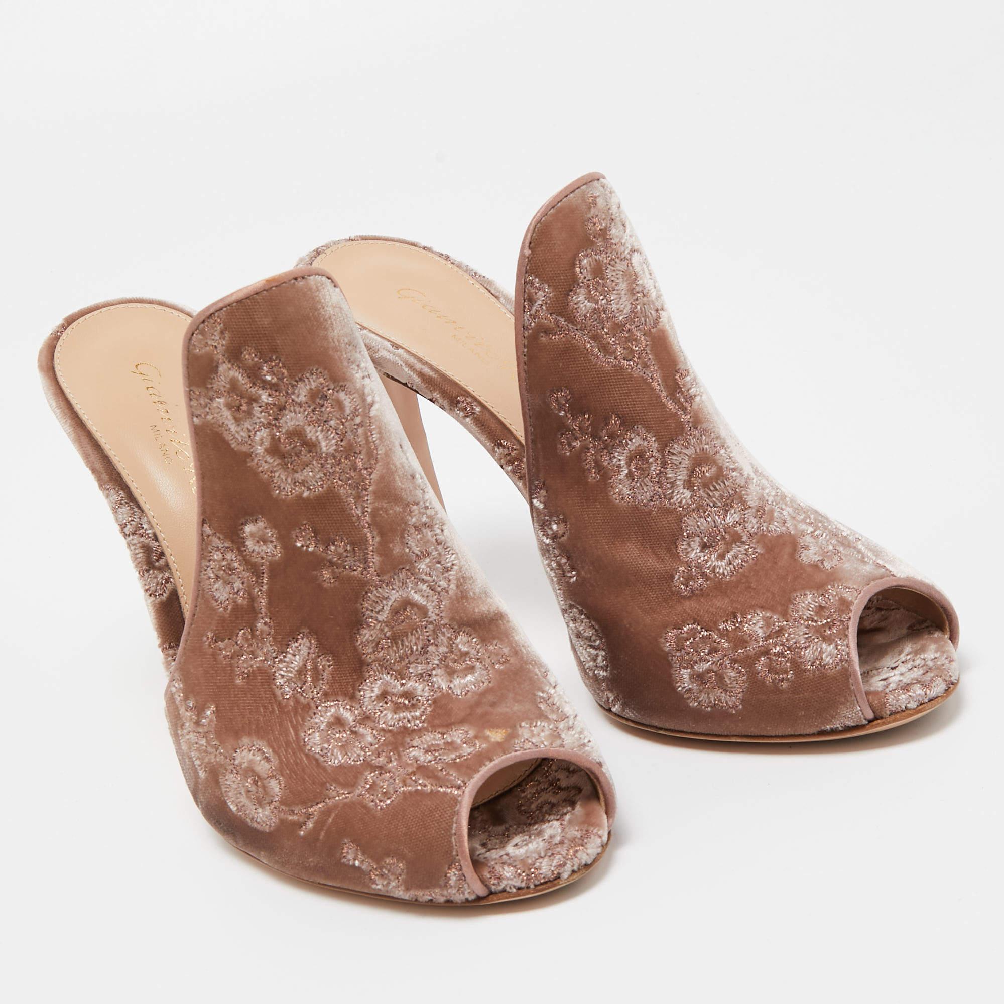 Women's Gianvito Rossi Beige Embroidered Velvet Mules Size 36 For Sale