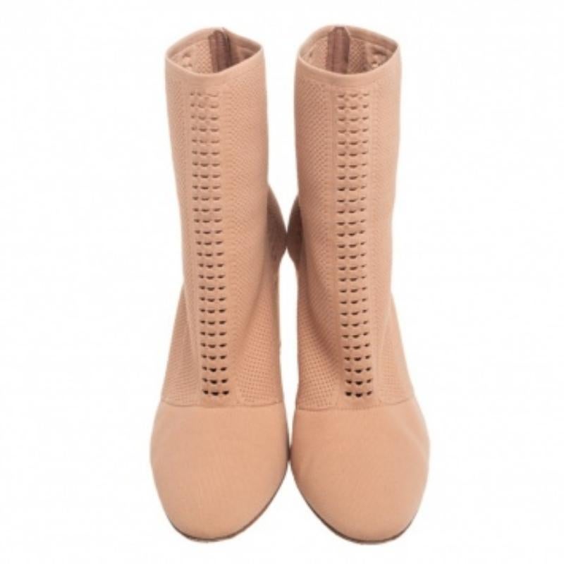 Gianvito Rossi's timeless aesthetic and stellar craftsmanship in shoemaking is evident in these stunning ankle boots. Constructed from Bouclé knit fabric, they feature pointed toes and 9 cm covered heels. We think they're the perfect complement to