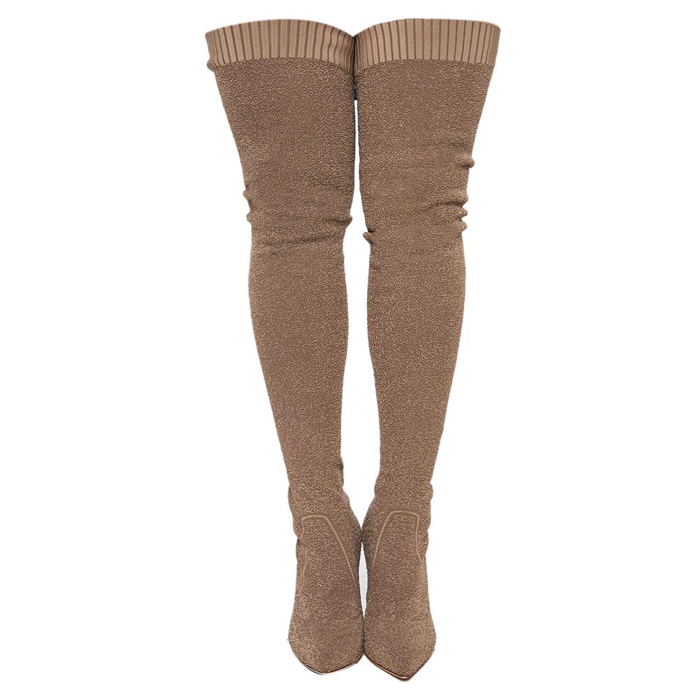 These over the knee boots from Gianvito Rossi epitomize effortless style. They come crafted from beige knit fabric and feature pointed toes. They have been styled in a sock-like silhouette and elevated on 10.5 cm stiletto heels. This contemporary