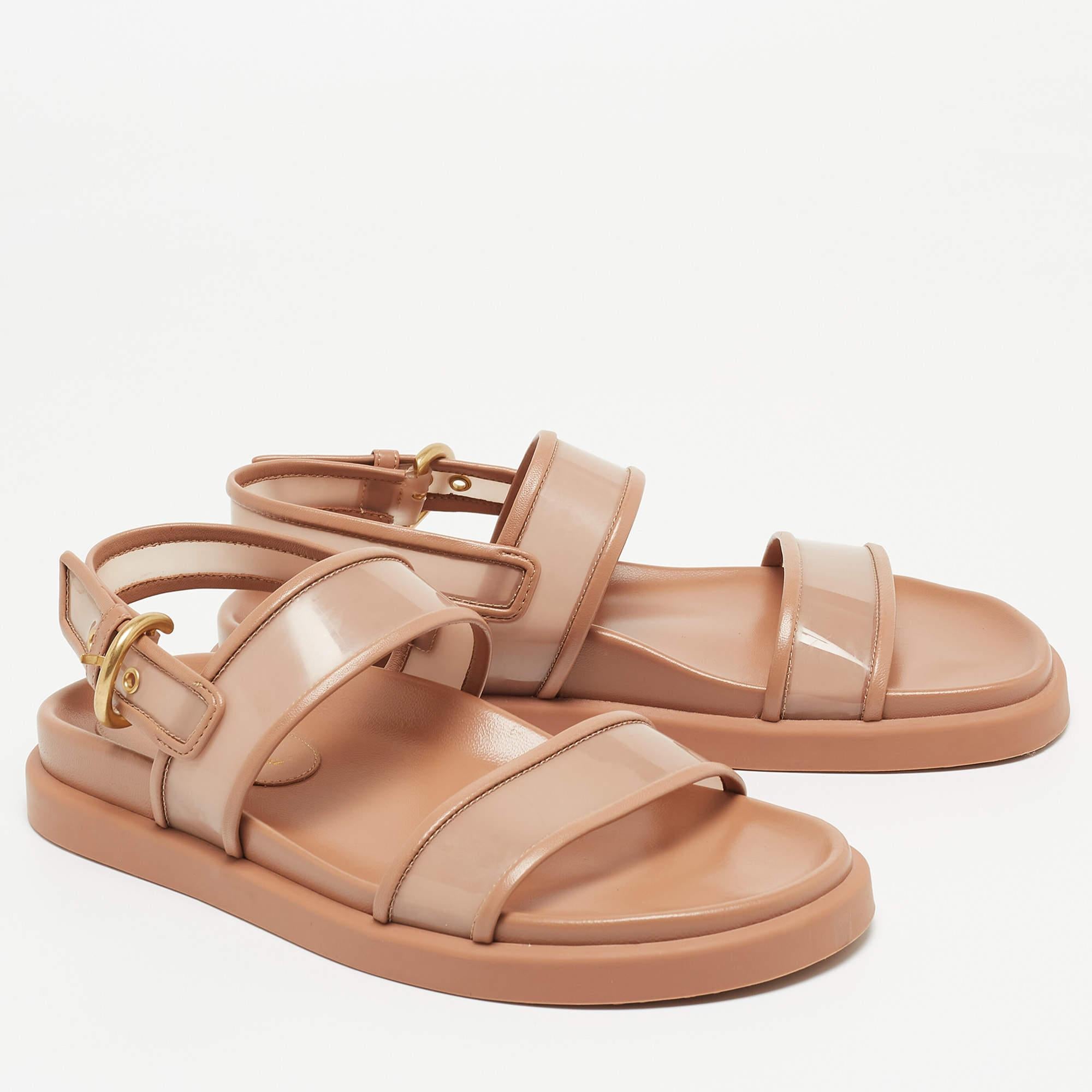 These sandals will offer you both luxury and comfort. Made from quality materials, they come in a versatile shade and are equipped with comfortable insoles.

