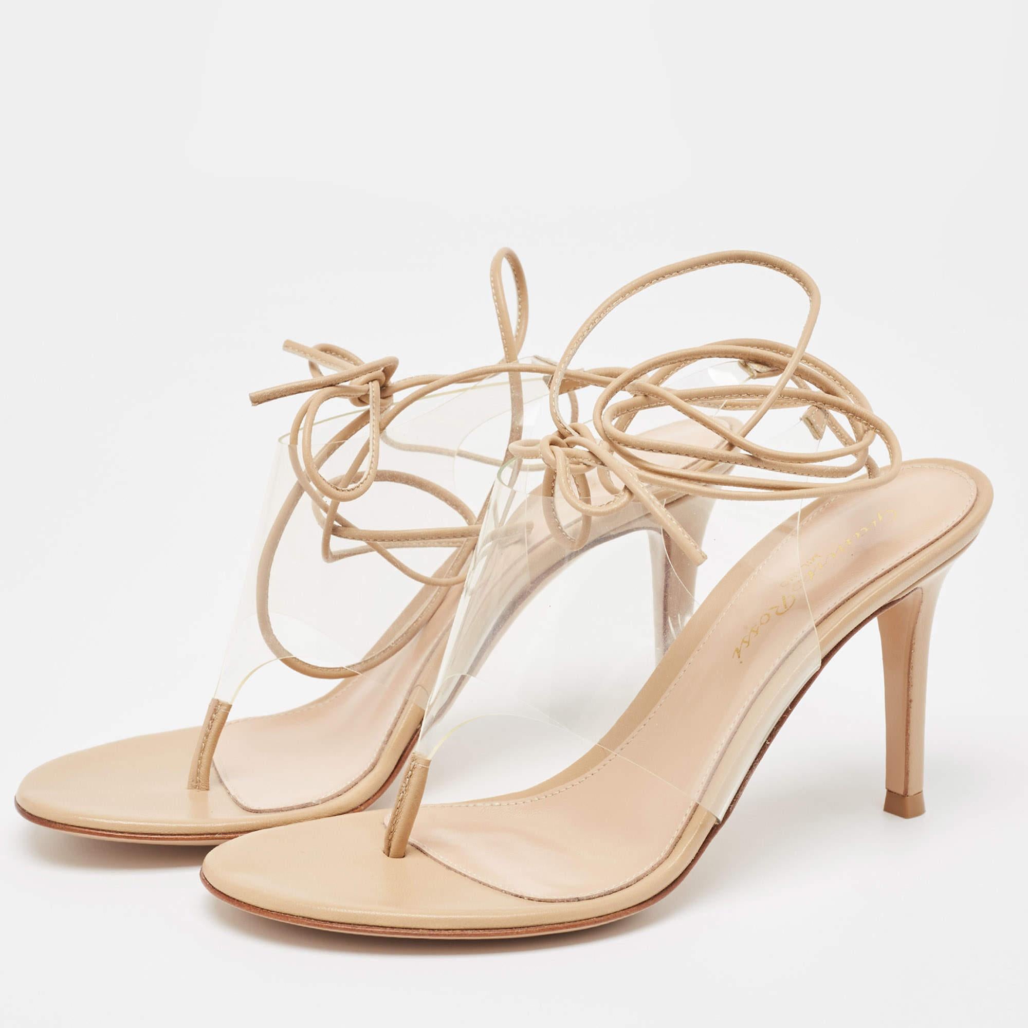 Estas sandalias enmarcarán sus pies de forma elegante. Fabricados con materiales de calidad, presentan un diseño elegante y plantillas cómodas.