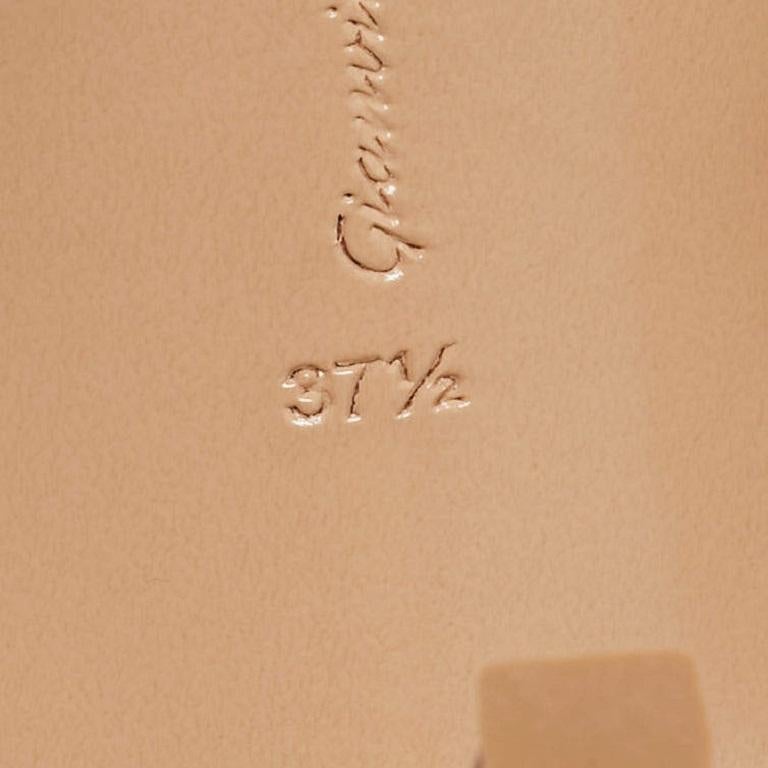 Gianvito Rossi Sandalias envolventes de piel beige y plexiglás de PVC talla 37.5 en venta 3