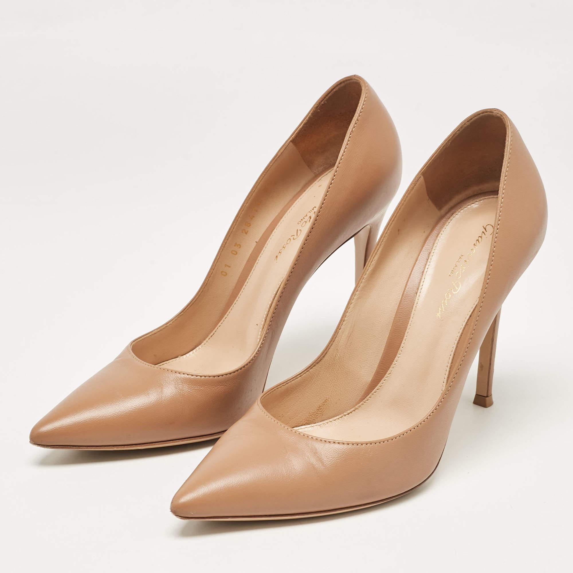Descubre la elegancia del calzado con estos zapatos de salón de diseño para mujer. Diseñado meticulosamente  estos tacones aúnan moda y comodidad  para que brilles en cualquier situación.