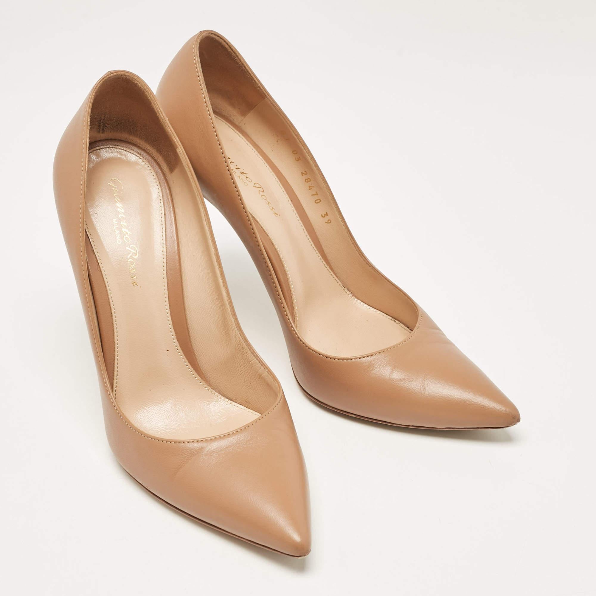 Gianvito Rossi Bombas de piel beige Gianvito Talla 39 en Bueno estado para la venta en Dubai, Al Qouz 2