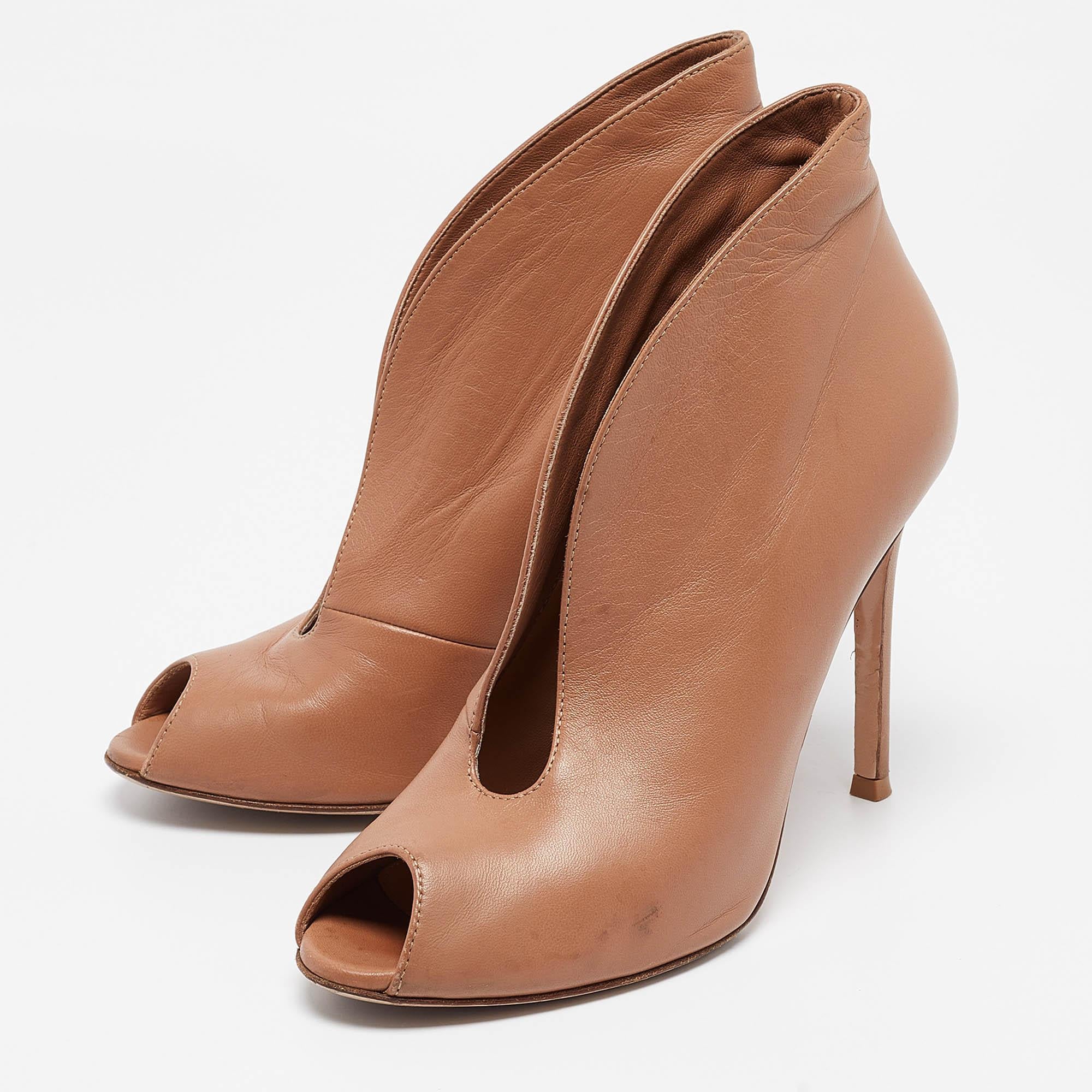 Diseñados meticulosamente en una silueta elegante, estos botines están a la última en estilo. Vienen con plantillas cómodas y suelas duraderas para que te duren siempre. Estas botas son simplemente increíbles y sin duda tienes que hacerte con ellas