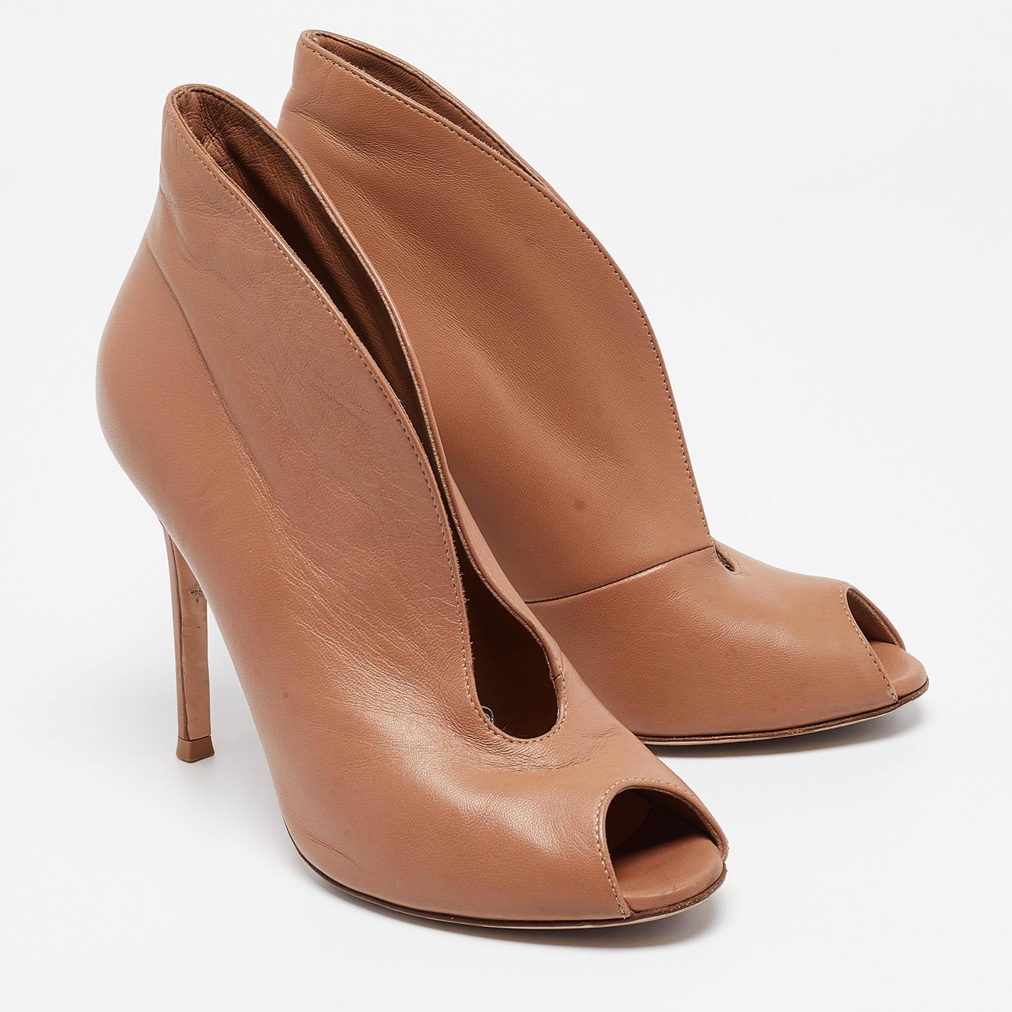 Gianvito Rossi Botines de piel beige tamaño 36.5 en Bueno estado para la venta en Dubai, Al Qouz 2