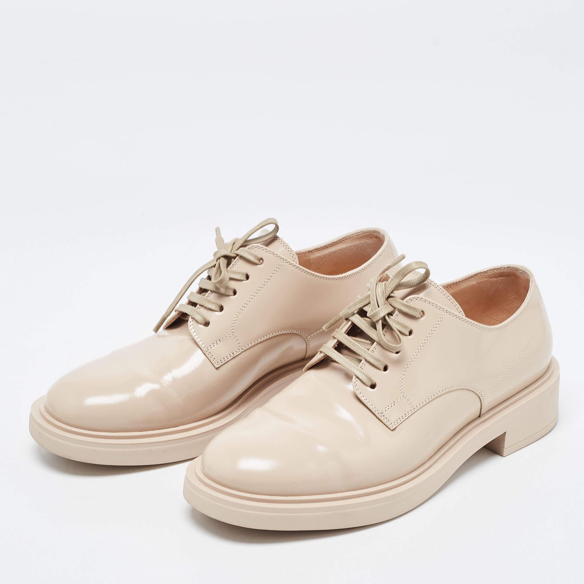 These oxfords are designed from the finest material featuring an elegant look, sturdy soles, and lace-ups on the vamps. Team these shoes with tailored pants and a blazer for a smart formal look.

Includes: Original Dustbag, Original Box