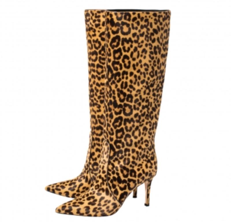 In a bold leopard print, these Hunter boots are from the house of Gianvito Rossi. They feature a calfhair exterior. Pointed toes and 8.5 cm heels complete this lovely creation. These shoes lend themselves to work and evening looks in equal measure.