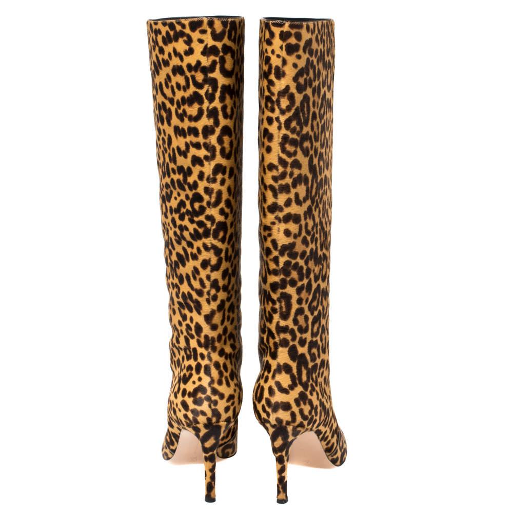 Ces bottes Hunter à l'imprimé léopard audacieux sont signées Gianvito Rossi. Ils sont dotés d'un extérieur en poil de veau. Des orteils pointus et des talons de 8,5 cm complètent cette jolie création. Ces chaussures se prêtent aussi bien aux looks