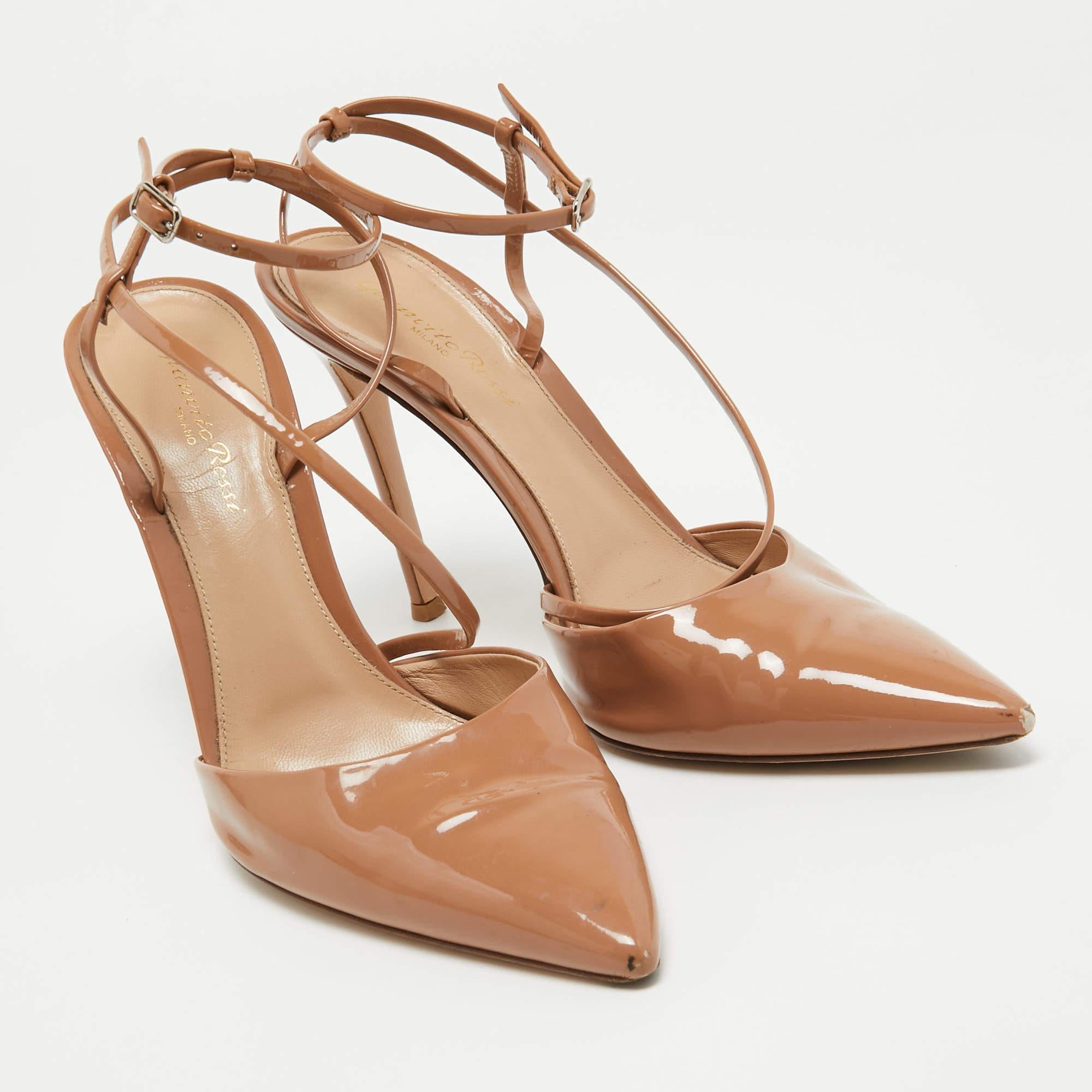 Women's Gianvito Rossi Beige Patent Leather Ankle Strap Pumps Size 40 For Sale