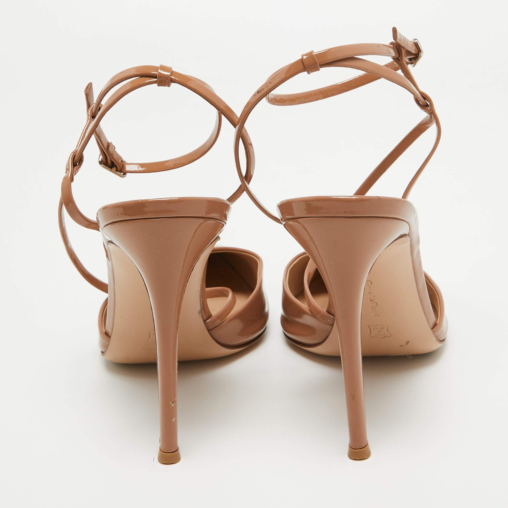Gianvito Rossi Beige Patent Leather Ankle Strap Pumps Size 40 For Sale 1