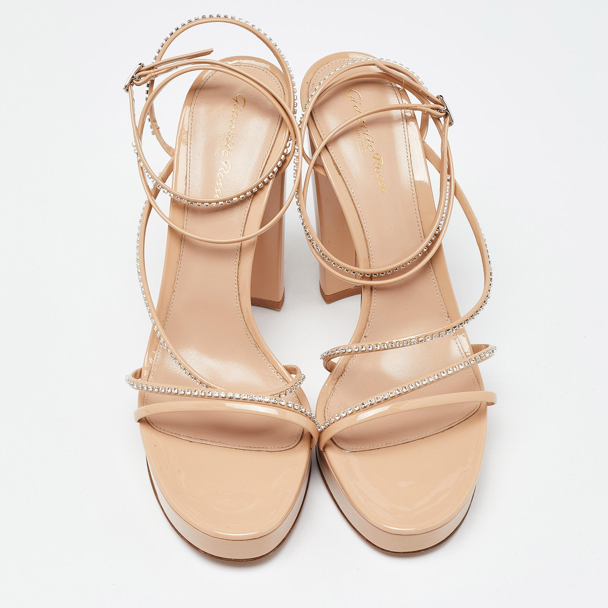 Gianvito Rossi Beige Patent Leather Block Heel Slide Sandals Size 42 In Good Condition For Sale In Dubai, Al Qouz 2