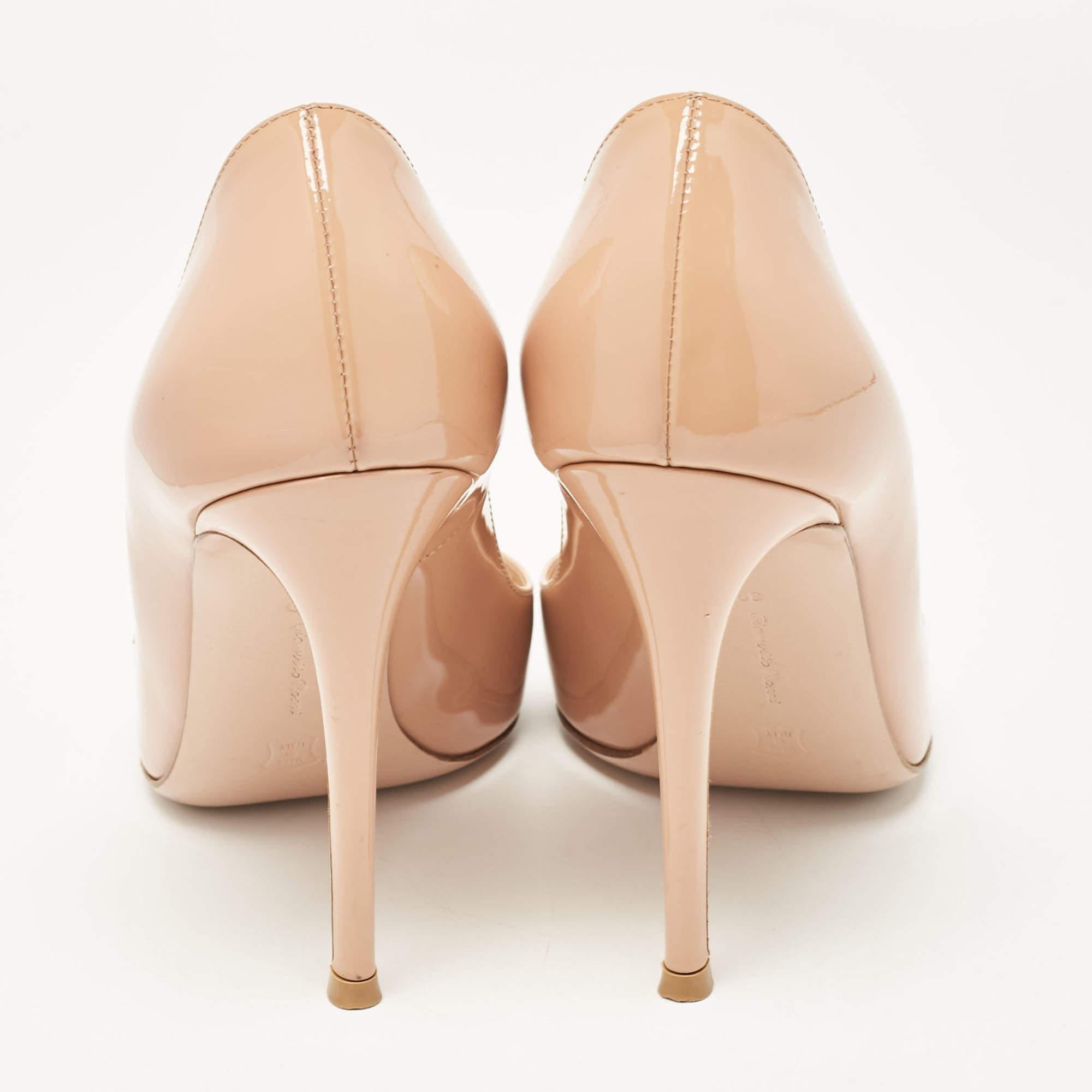 Gianvito Rossi Beige Patent Leather Gianvito Pumps Taglia 39 in vendita 1