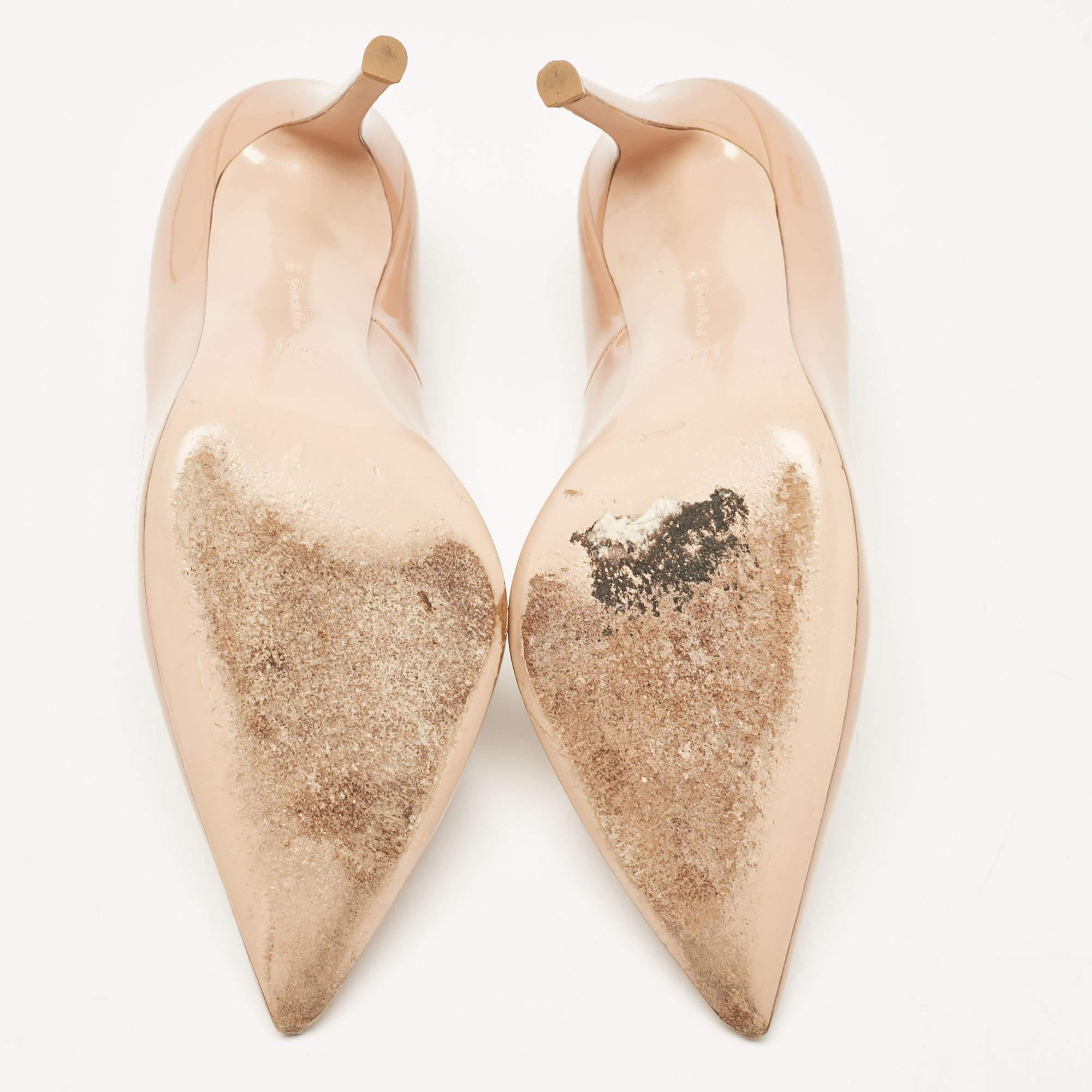 Gianvito Rossi Beige Patent Leather Gianvito Pumps Taglia 39 in vendita 2