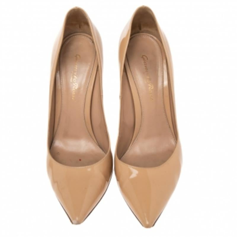 Gianvito Rossi Bombas de punta de charol beige talla 37 en Bastante bueno estado para la venta en Dubai, Al Qouz 2
