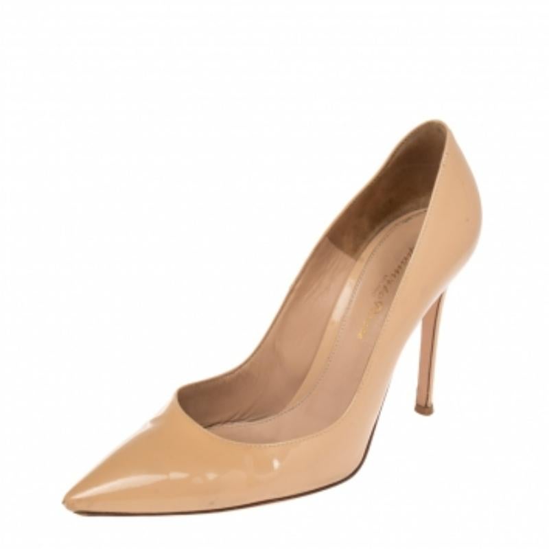 Gianvito Rossi Bombas de punta de charol beige talla 37 en venta 1