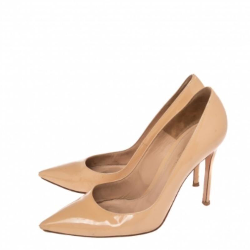Gianvito Rossi Bombas de punta de charol beige talla 37 en venta 2