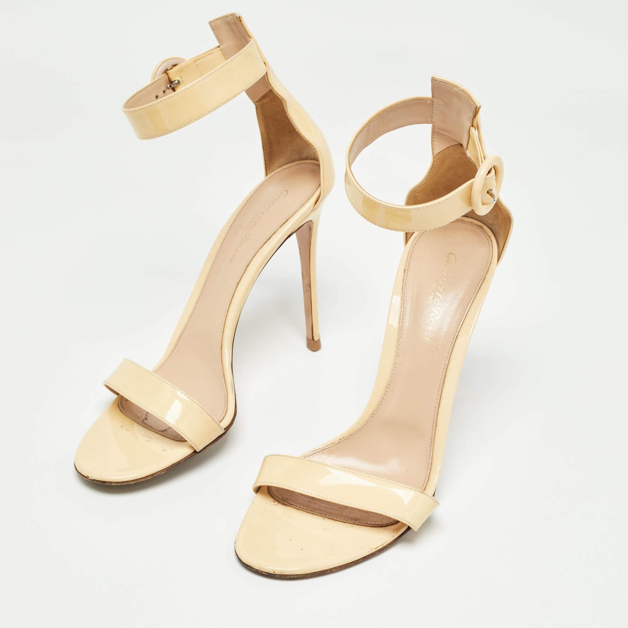 These sandals will frame your feet in an elegant manner. Crafted from quality materials they display a classy design and comfortable insoles.
