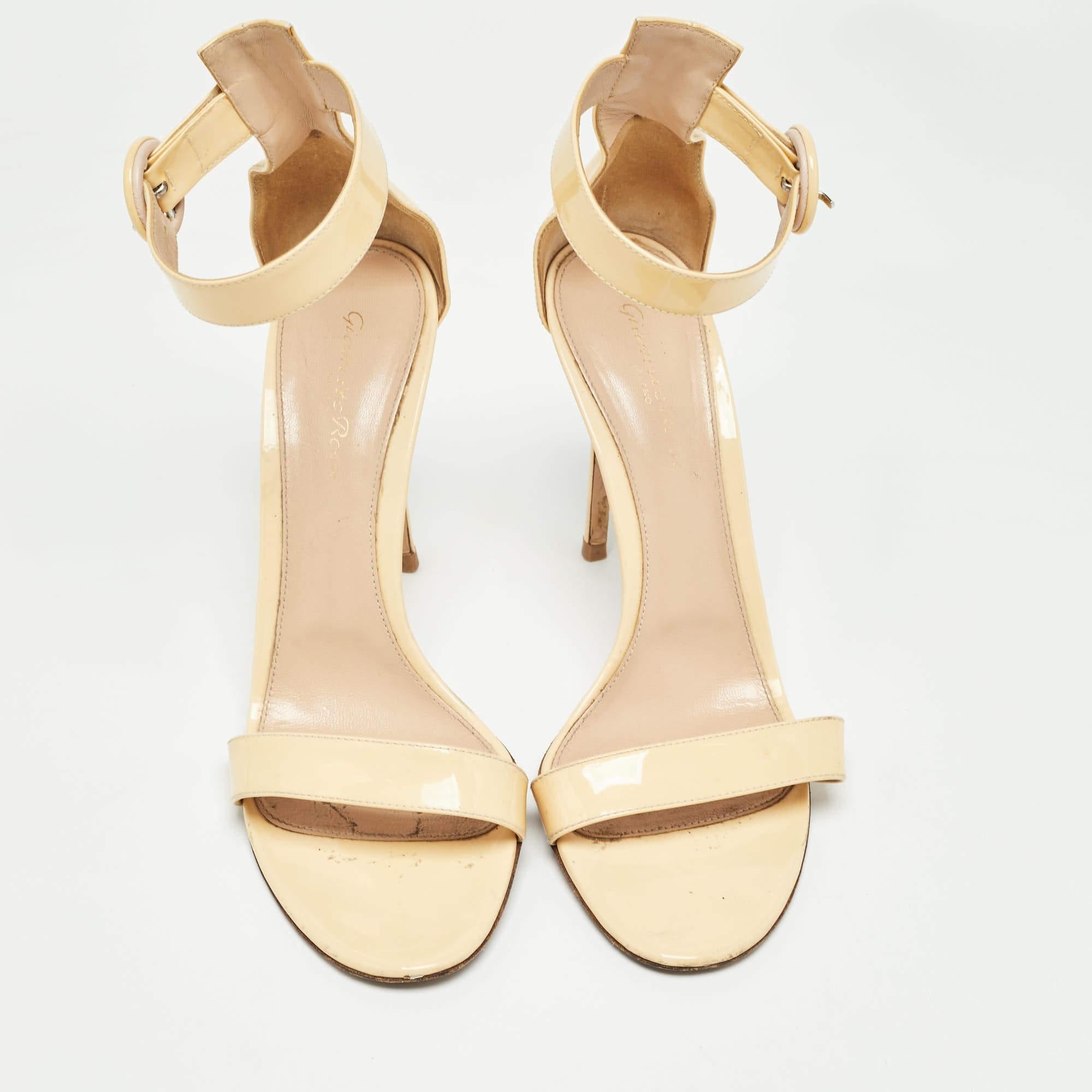 Gianvito Rossi Beige Patent Leather Portofino Sandals Size 40 In Fair Condition For Sale In Dubai, Al Qouz 2