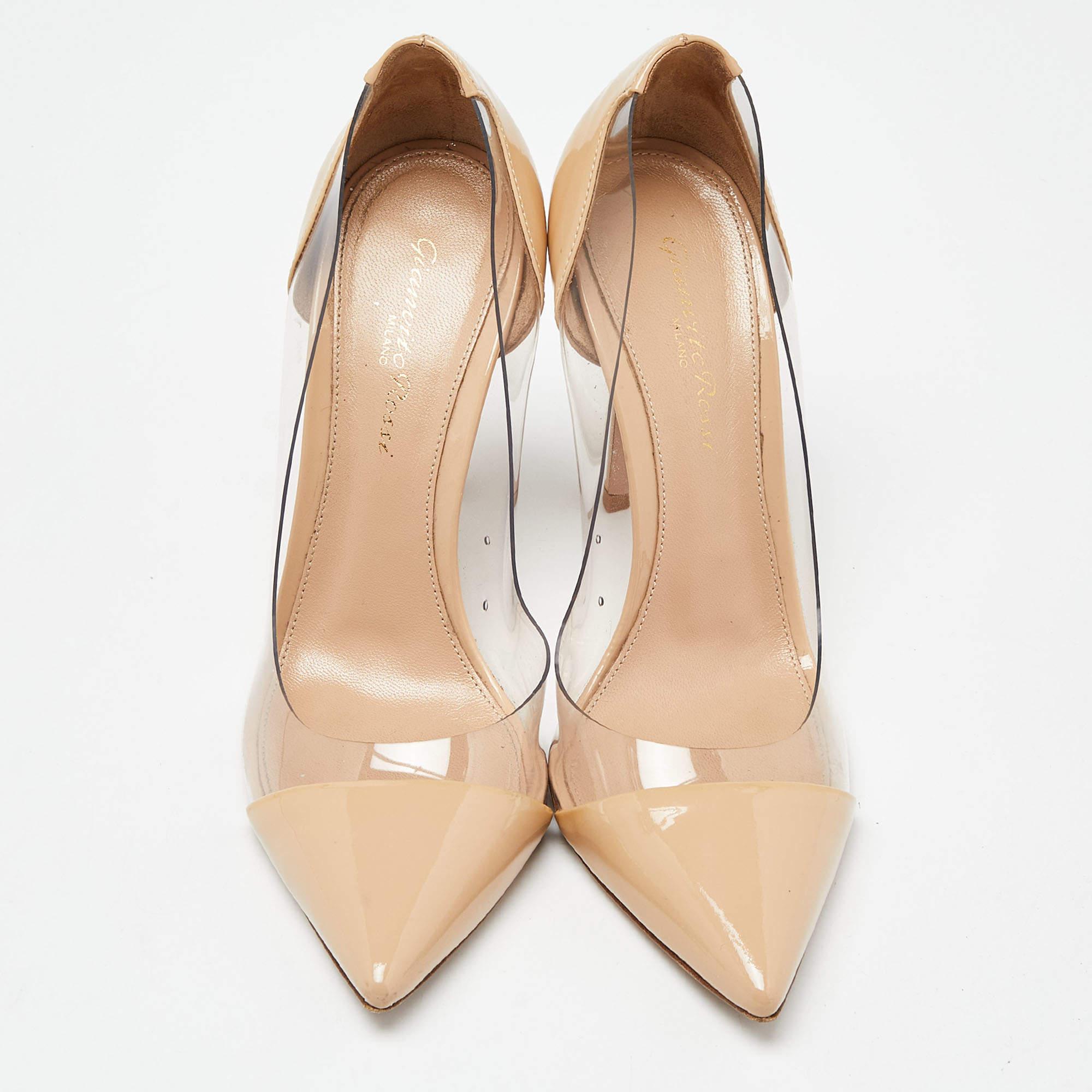The beige shade of this pair of Gianvito Rossi pumps makes it pleasing and appealing. Created from PVC and patent leather, these shoes are articulately designed and flaunt pointed toes The 10cm heels of this pair will offer you chic and bold